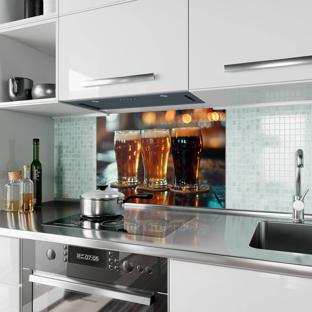 Küchenrückwand aus Glas Drei Biersorten im Hochformat als Spritzschutz hinter dem Kochfeld, über dem Fliesenspiegel montiert