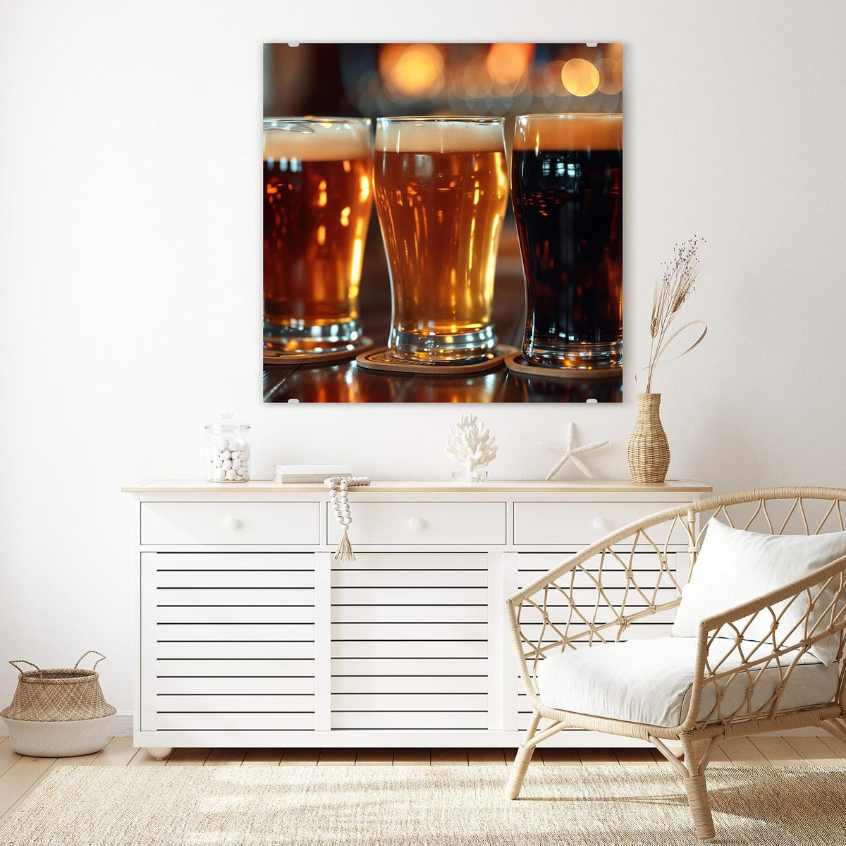Glasbild Drei Biersorten an der Wand – Drei Gläser mit hellem, bernsteinfarbenem und dunklem Bier auf Untersetzern, dahinter warme Lichtpunkte.