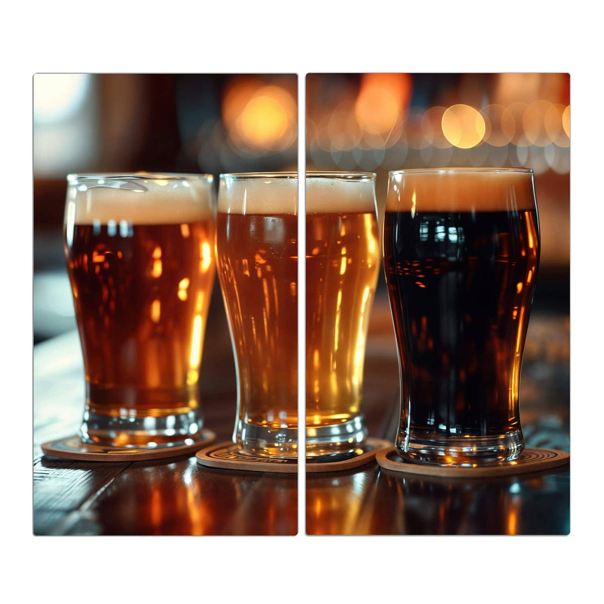 Drei Gläser mit hellem, bernsteinfarbenem und dunklem Bier auf Untersetzern, dahinter warme Lichtpunkte.