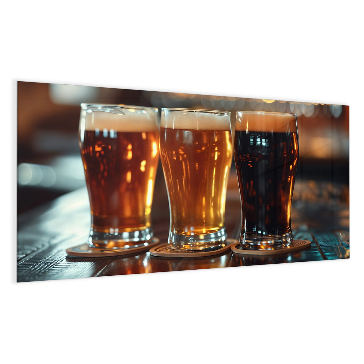 Drei Gläser mit hellem, bernsteinfarbenem und dunklem Bier auf Untersetzern, dahinter warme Lichtpunkte.