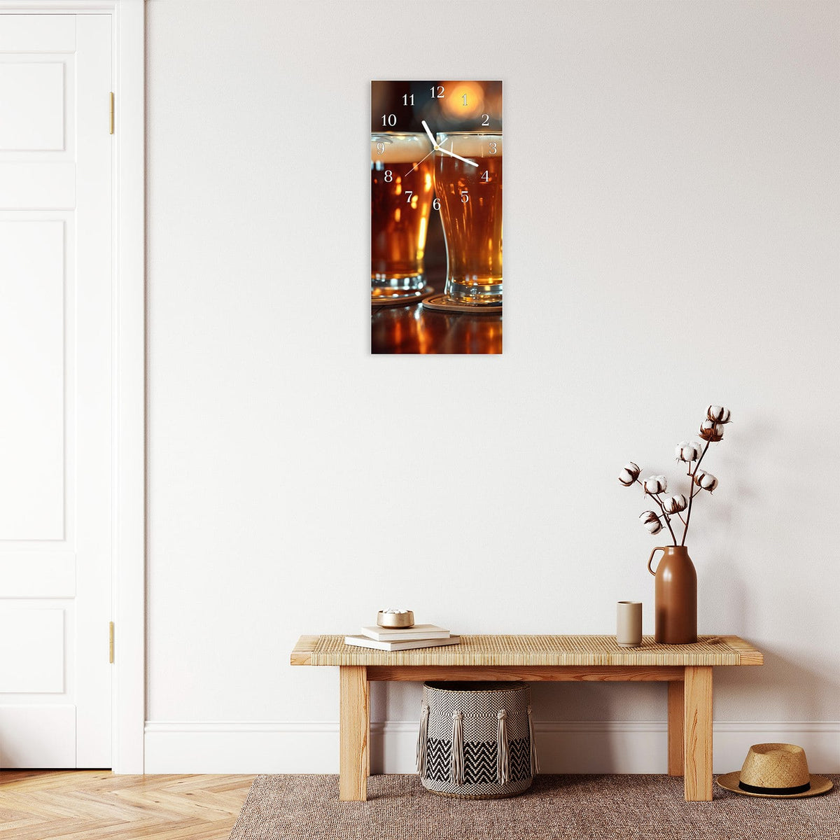 Moderne Wanduhr aus Glas mit Farbtiefe – Wanduhr Drei Biergläser Bar aus Glas – Hochformat 30 × 60 cm