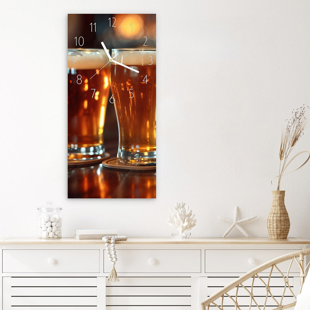 Wanduhr Drei Biergläser Bar aus Glas – Hochformat 30 × 60 cm – Drei Biere auf rustikalem Holztisch