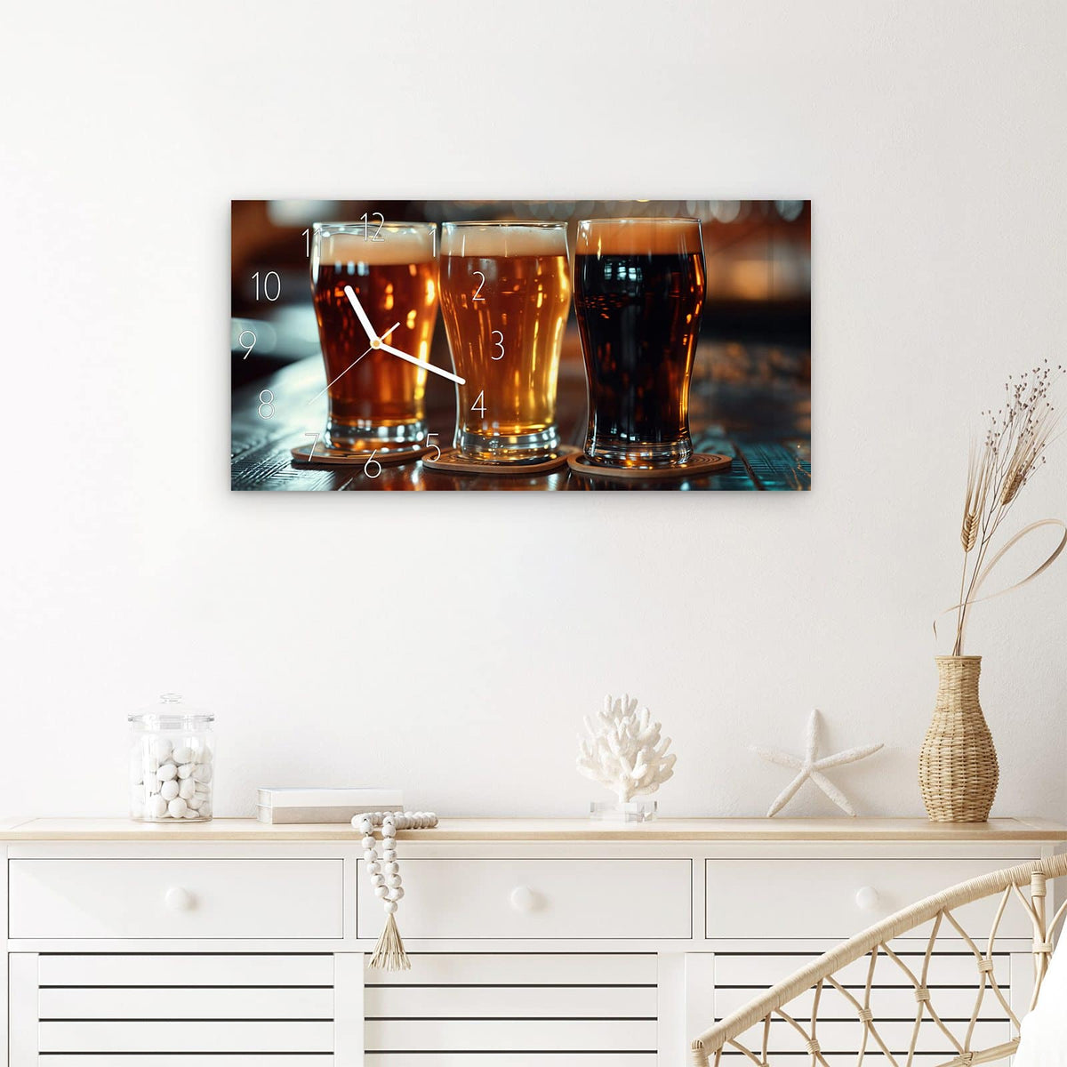 Wanduhr Drei Biergläser Bar aus Glas – Querformat 60 × 30 cm – Drei Biere auf rustikalem Holztisch