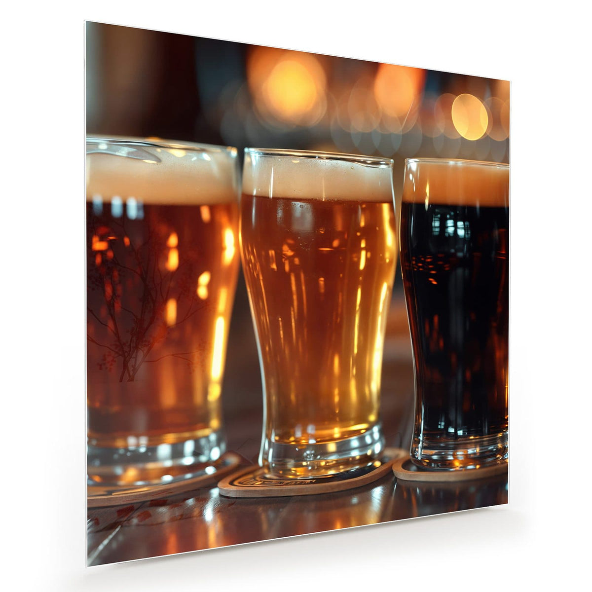 Drei Gläser mit hellem, bernsteinfarbenem und dunklem Bier auf Untersetzern, dahinter warme Lichtpunkte.