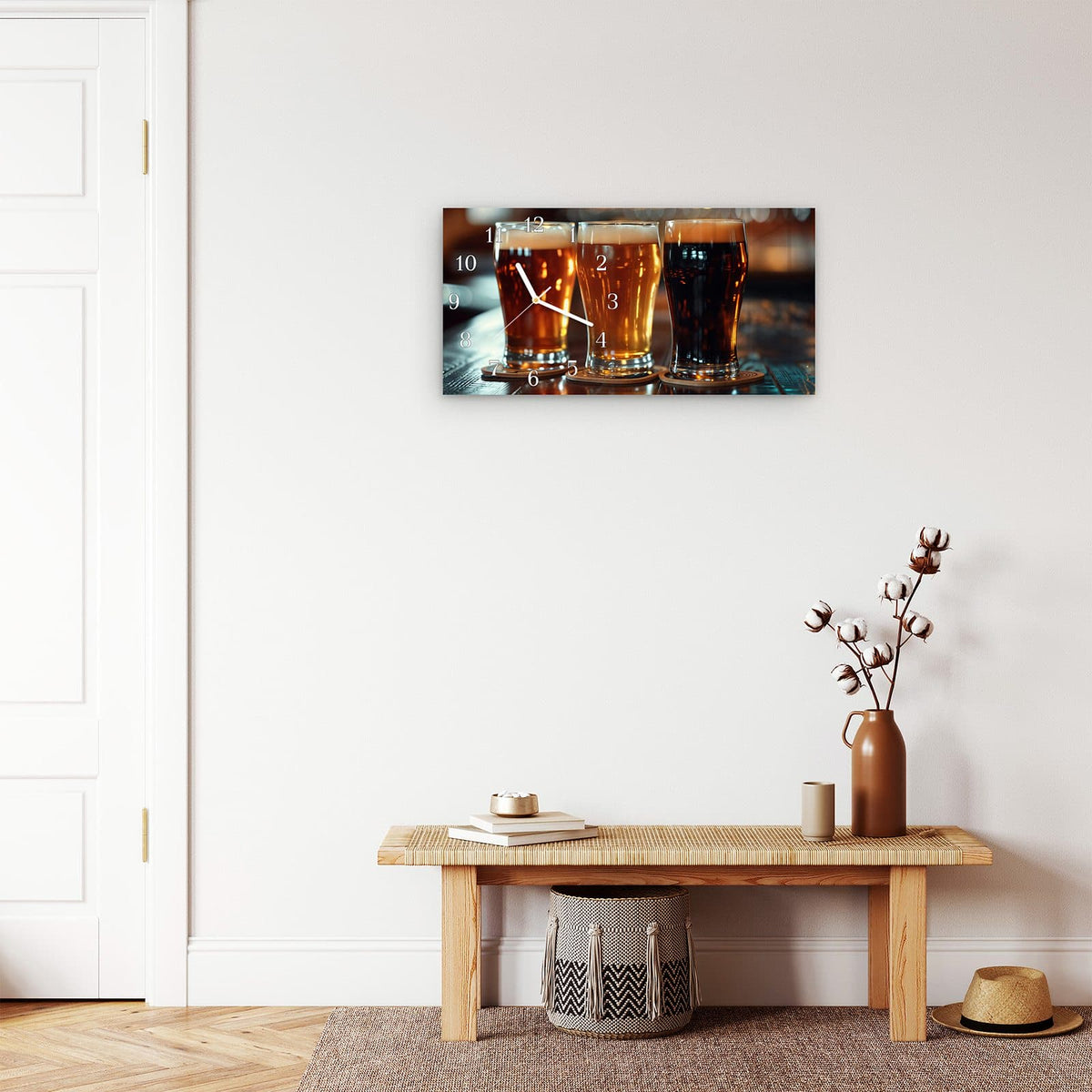 Moderne Wanduhr aus Glas mit Farbtiefe – Wanduhr Drei Biergläser Bar aus Glas – Querformat 60 × 30 cm