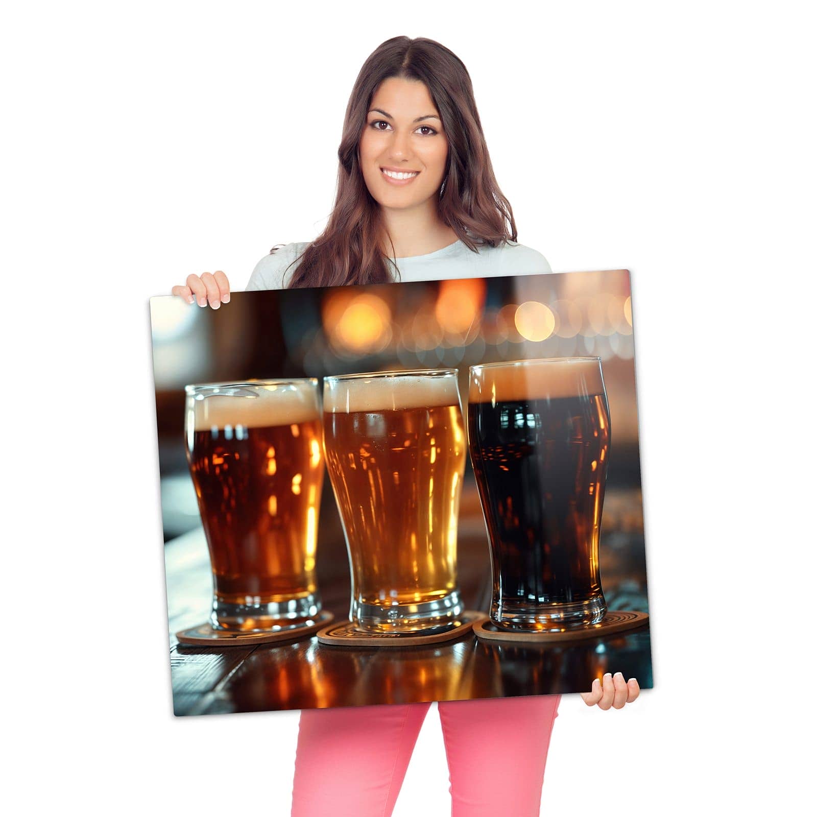 Abdeckplatten für Ceranfeld mit Drei Biergläser Bar-Motiv wird zur Größendarstellung gehalten