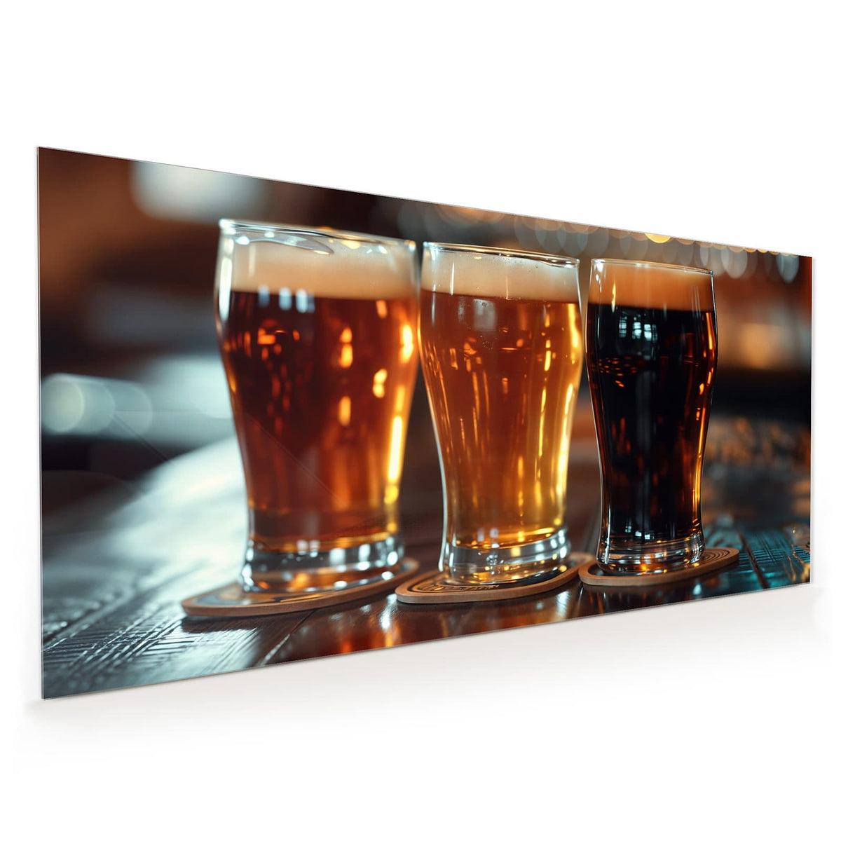 Küchenrückwand aus Glas im Hochformat: Drei Gläser mit hellem, bernsteinfarbenem und dunklem Bier auf Untersetzern, dahinter warme Lichtpunkte.