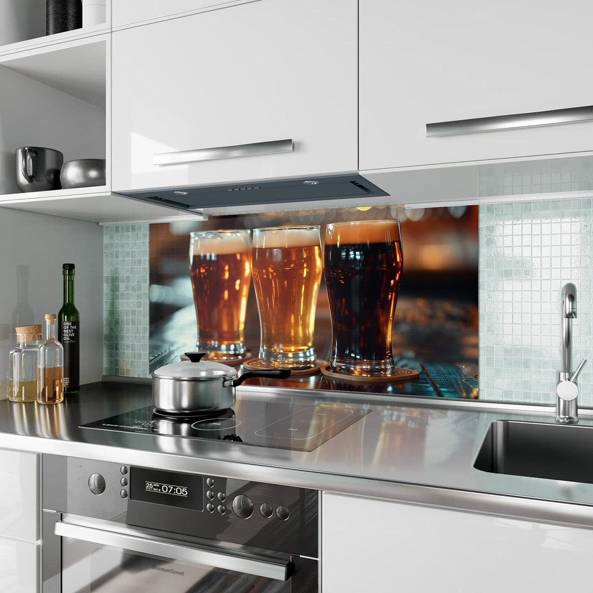 Küchenrückwand aus Glas Drei Biersorten im Hochformat als Spritzschutz hinter dem Kochfeld, über dem Fliesenspiegel montiert