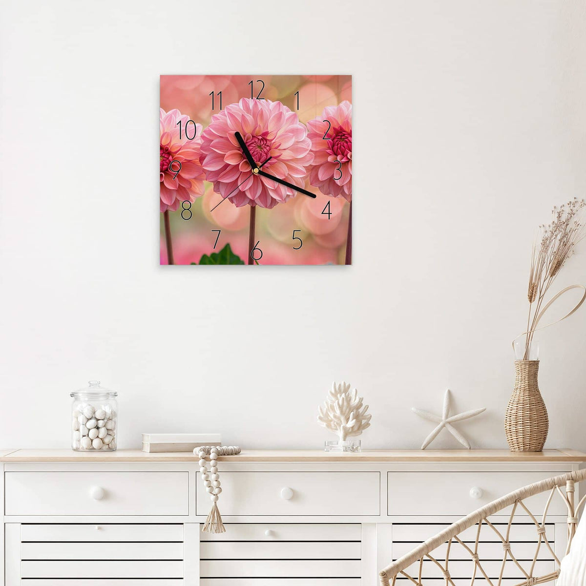 Wanduhr Drei rosa Dahlien aus Glas – Quadratisch 30 × 30 cm – Rosa Dahlien vor Pastell-Bokeh