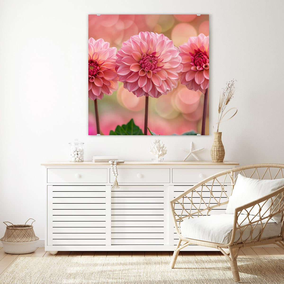 Glasbild Drei rosa Dahlien an der Wand – Drei rosa Dahlien in Reihe vor rosa-grünem Bokeh