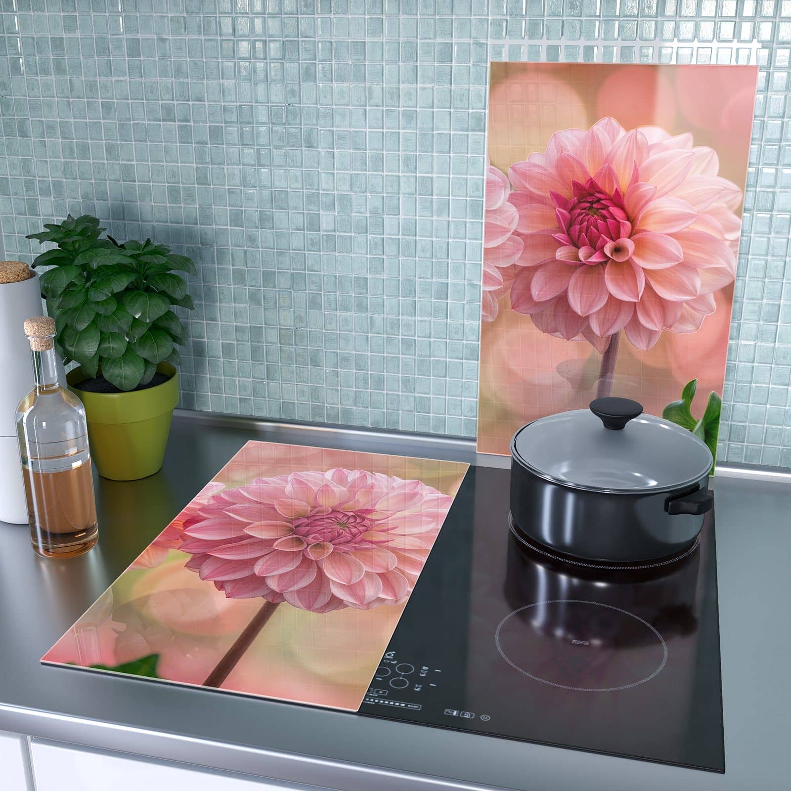 2-teilige Herdabdeckung mit Drei Blumenblüten-Motiv als Spritzschutz hinter dem Kochfeld