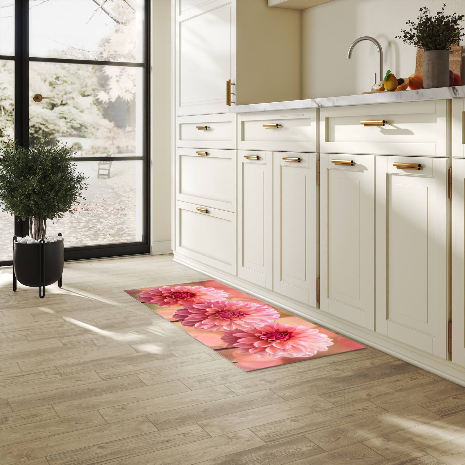 Strapazierfähiger Küchenteppich mit Motiv Drei Blumenblüten in heller Küche