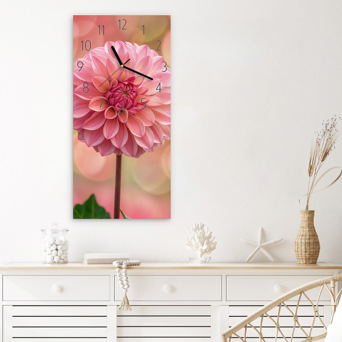Wanduhr Drei Blumenblüten aus Glas – Hochformat 30 × 60 cm – Rosa Dahlien vor Pastell-Bokeh