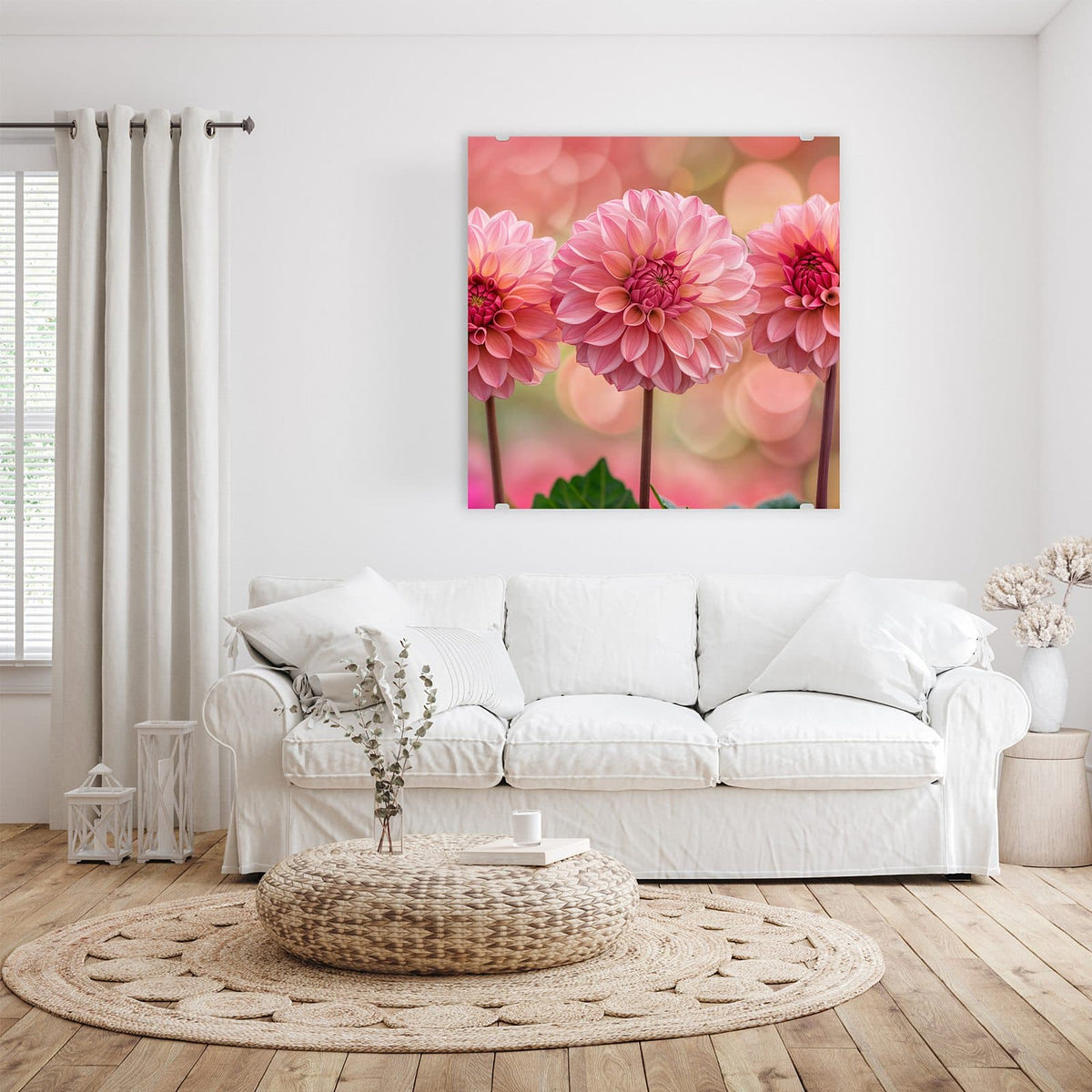 Glasbild Drei rosa Dahlien an der Wand – Drei rosa Dahlien in Reihe vor rosa-grünem Bokeh