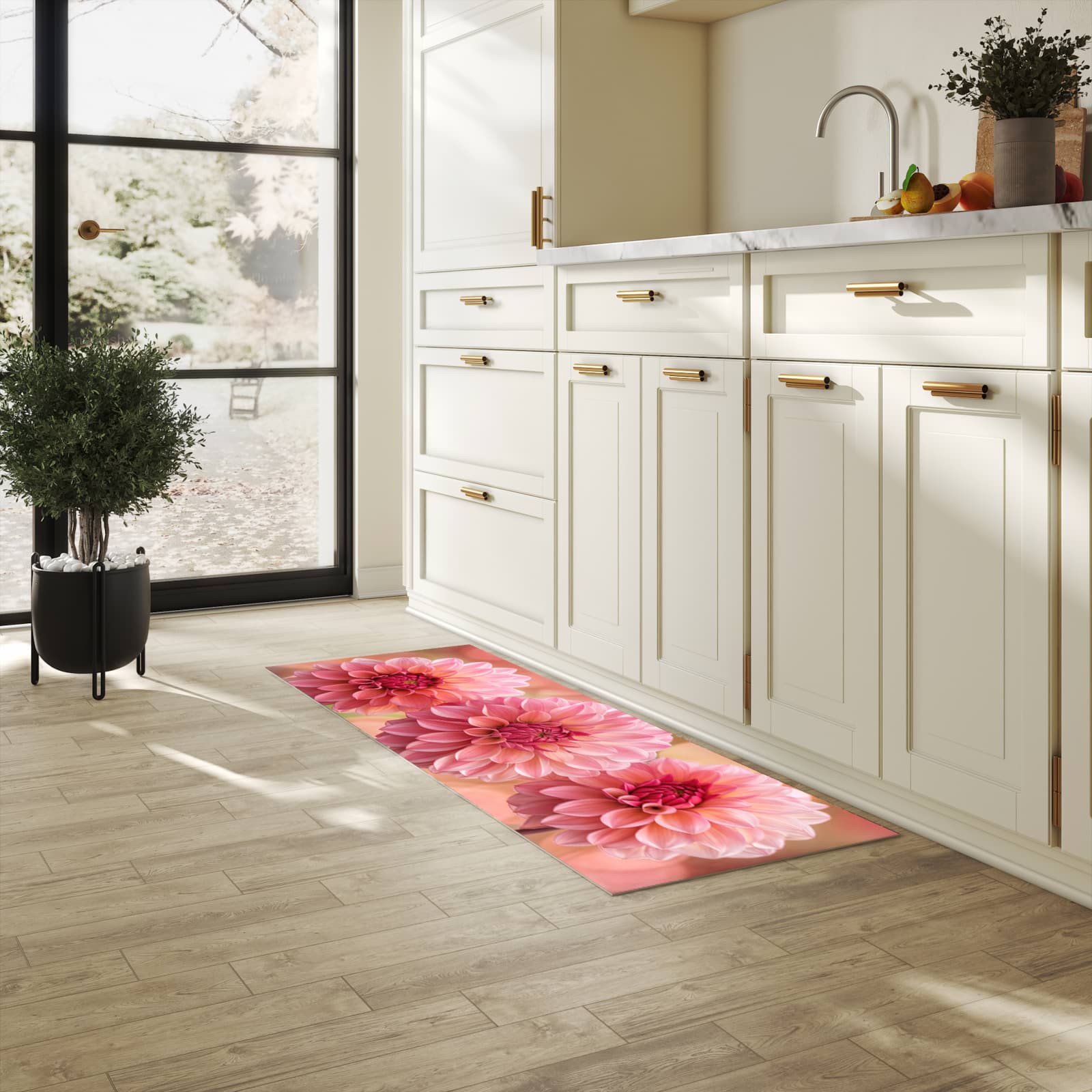 Waschbarer Küchenteppich mit Motiv Drei Blumenblüten in heller Küche