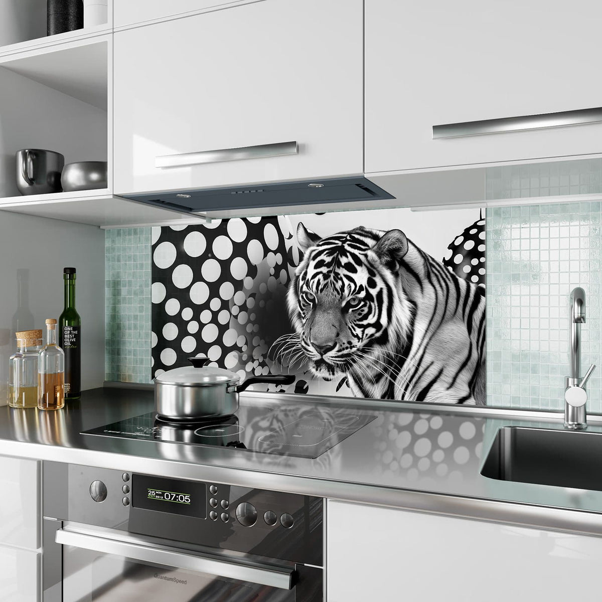 Küchenrückwand aus Glas Tiger und Kreise im Hochformat als Spritzschutz hinter dem Kochfeld, über dem Fliesenspiegel montiert