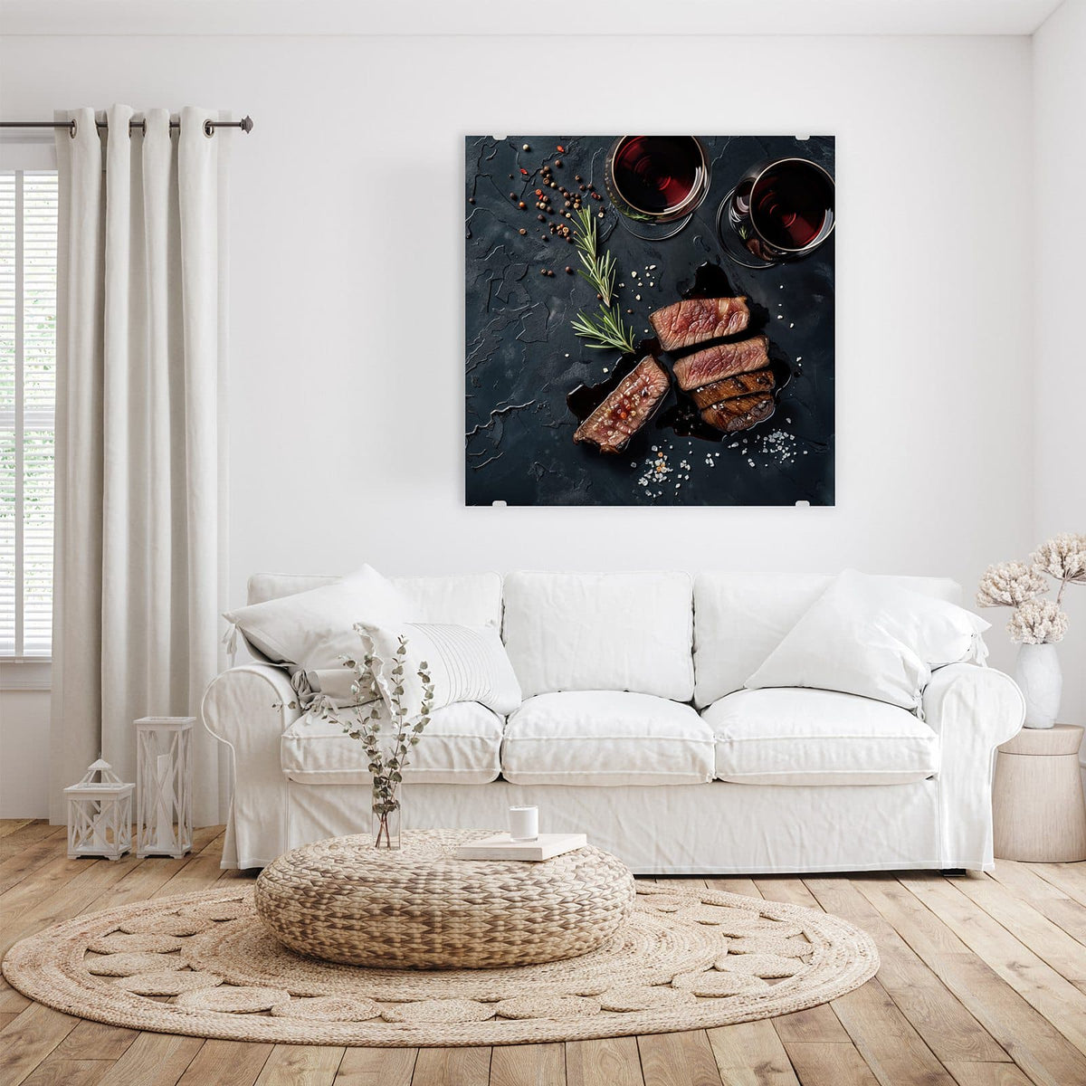 Glasbild Steak und Rotwein an der Wand – Aufgeschnittenes Steak neben zwei Rotweingläsern, Rosmarin und Salz auf Schiefer