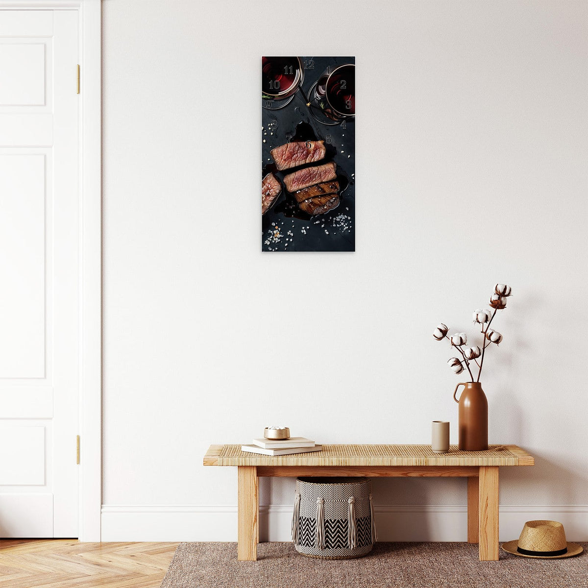 Moderne Wanduhr aus Glas mit Farbtiefe – Wanduhr Steak und Rotwein aus Glas – Hochformat 30 × 60 cm