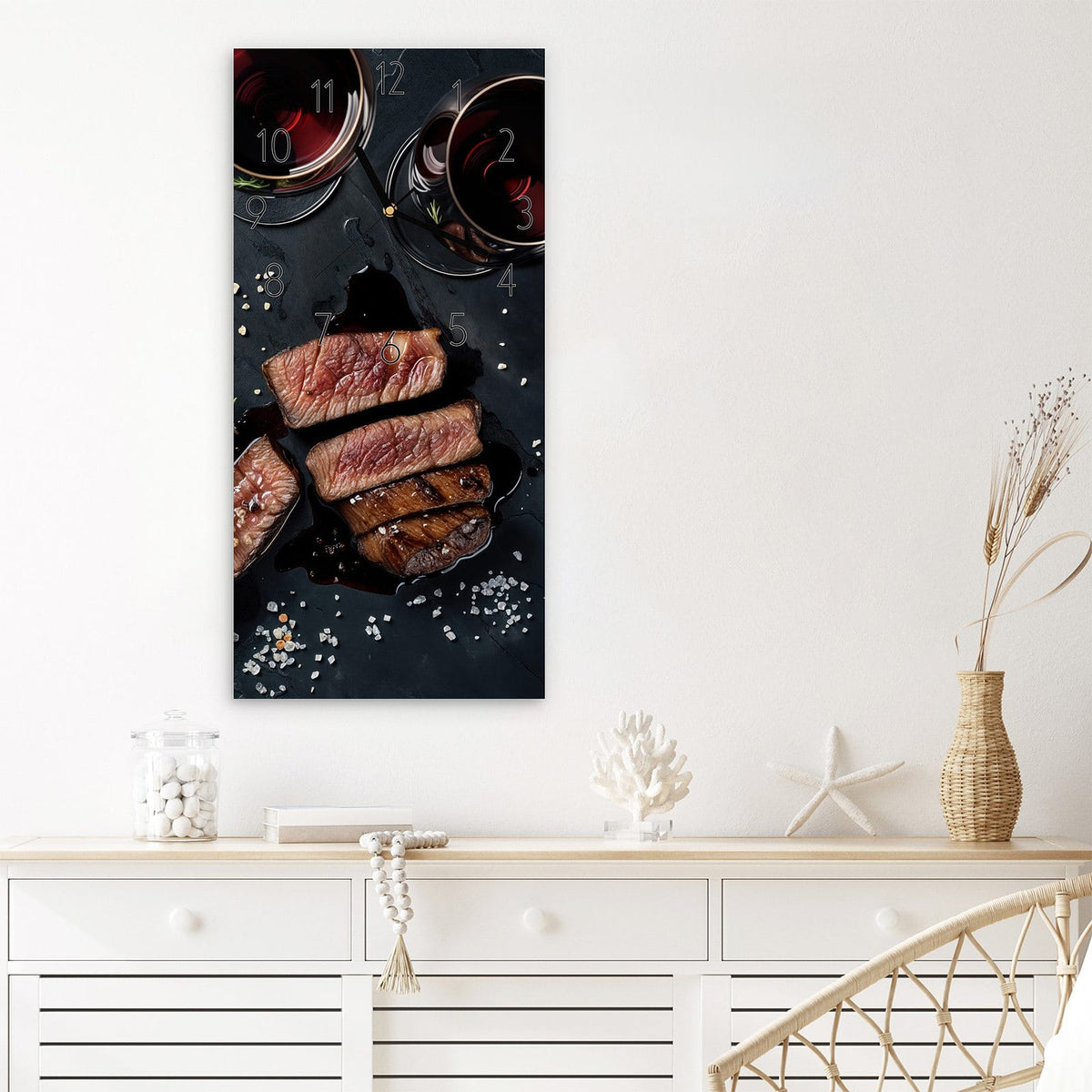 Wanduhr Steak und Rotwein aus Glas – Steakscheiben neben zwei Rotweingläsern