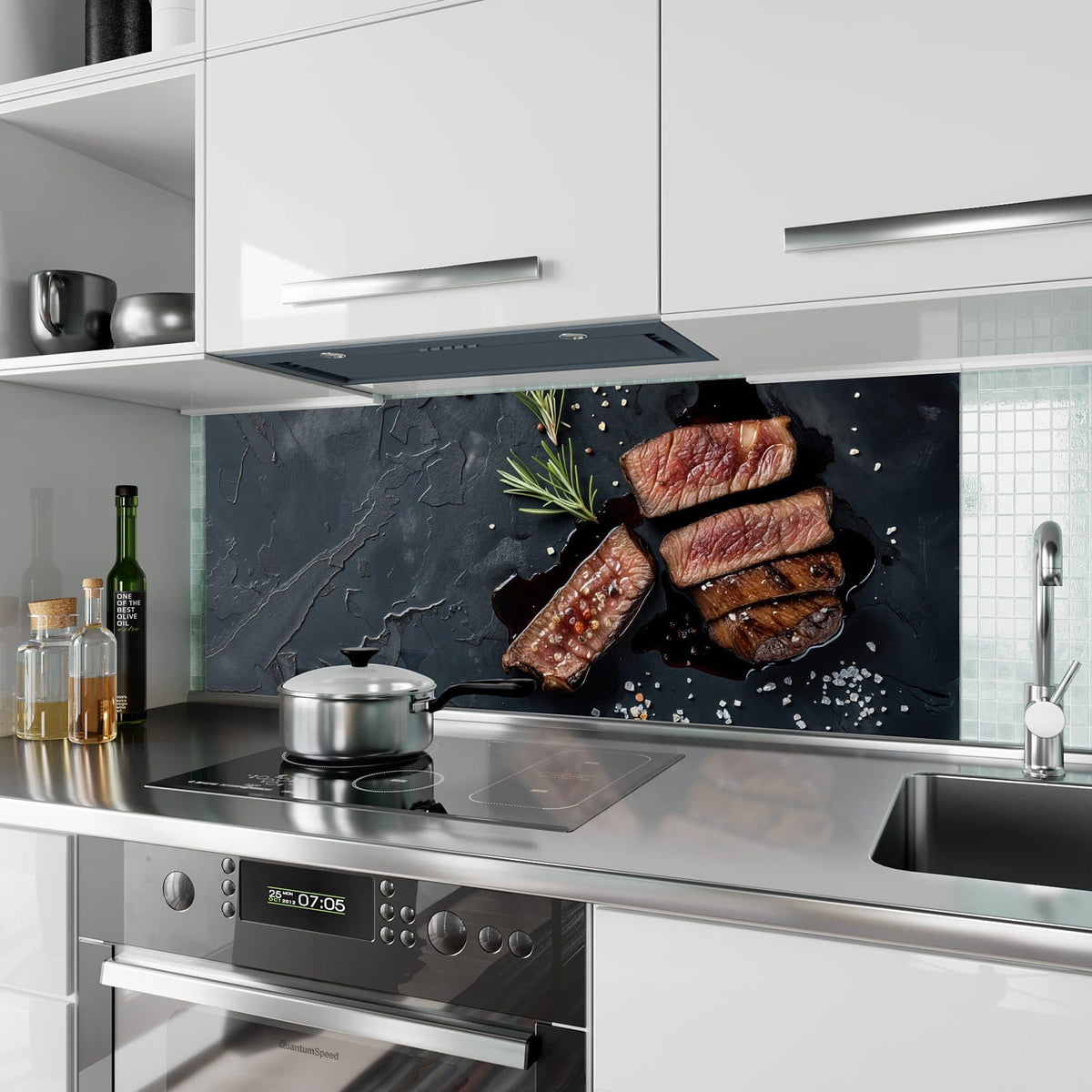 Küchenrückwand aus Glas Steak und Rotwein im Hochformat als Spritzschutz hinter dem Kochfeld, über dem Fliesenspiegel montiert