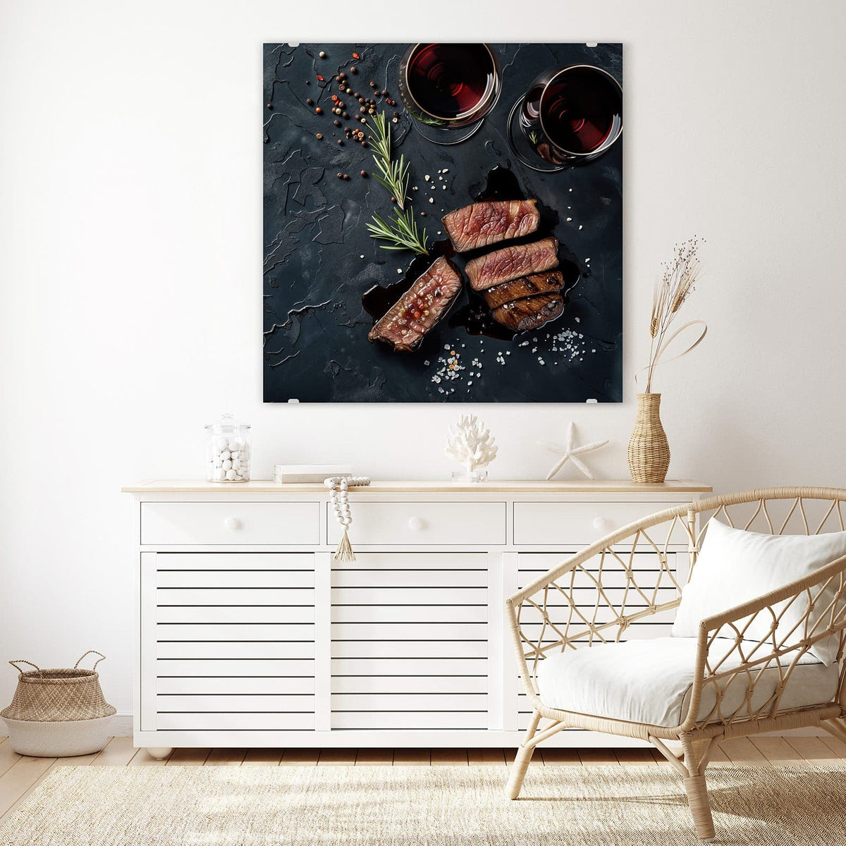 Glasbild Steak und Rotwein an der Wand – Aufgeschnittenes Steak neben zwei Rotweingläsern, Rosmarin und Salz auf Schiefer