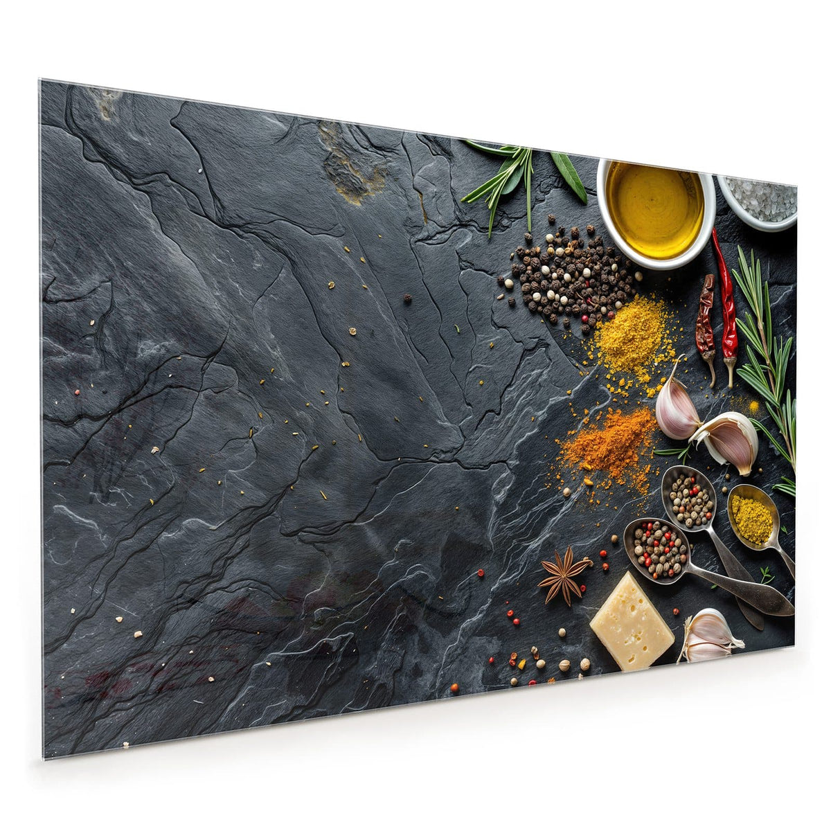 Küchenrückwand aus Glas im Hochformat mit Motiv Gewürze und Olivenöl: Dunkle Schieferplatte mit Olivenöl im Schälchen, Meersalz, Pfefferkörnern, Curry