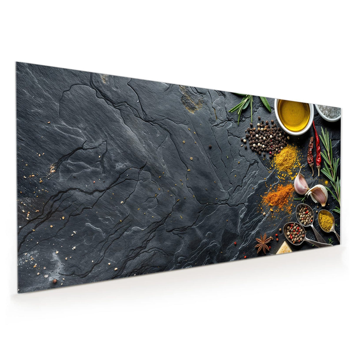 Küchenrückwand aus Glas im Hochformat mit Motiv Gewürze und Olivenöl: Dunkle Schieferplatte mit Olivenöl im Schälchen, Meersalz, Pfefferkörnern, Curry