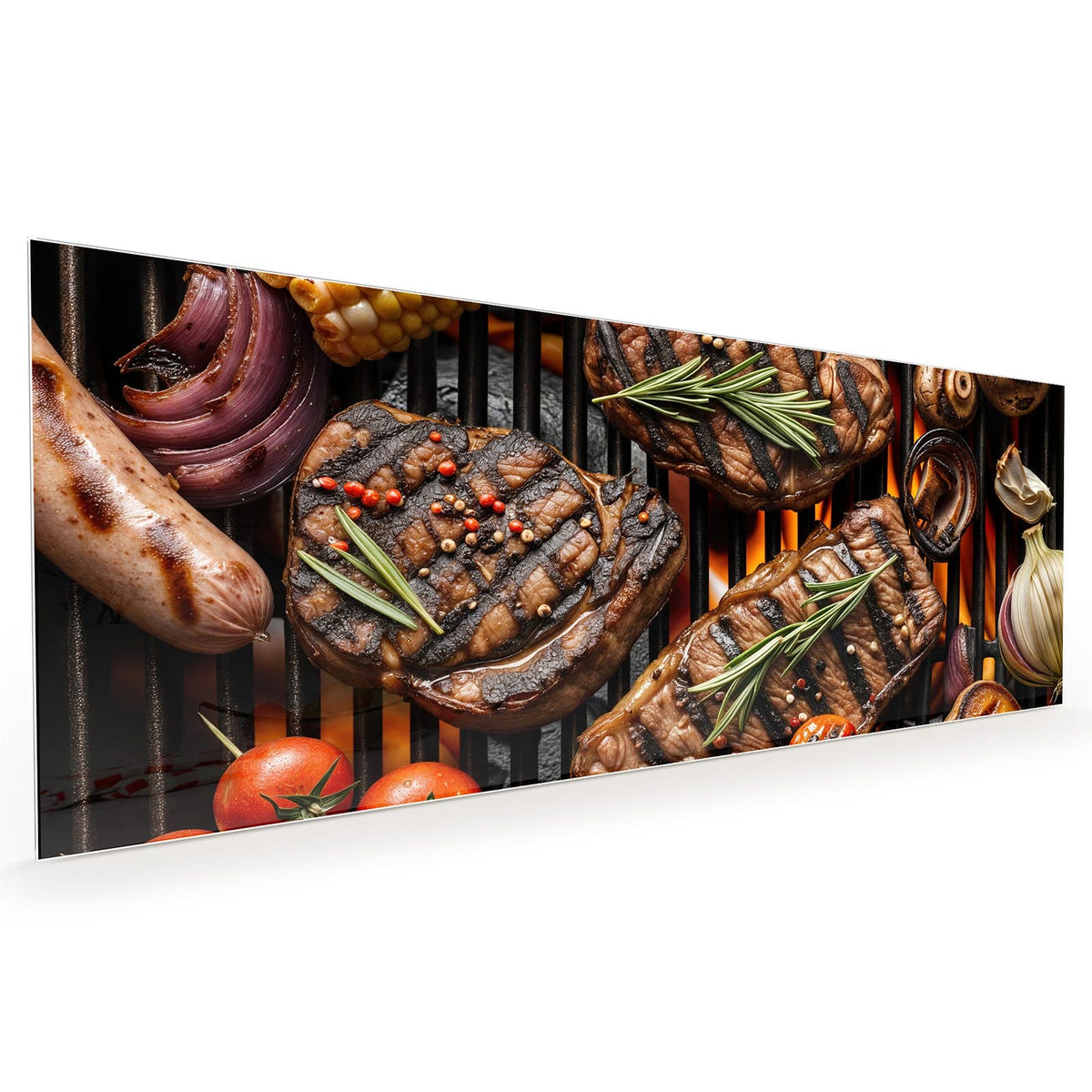 Küchenrückwand aus Glas im Hochformat: Drei Steaks mit Rosmarin auf dem Grillrost, dazu Maiskolben, Tomaten, Champignons und rote Zwiebeln #grösse_40 x 100 cm #grösse_50 x 125 cm #grösse_60 x 150 cm
