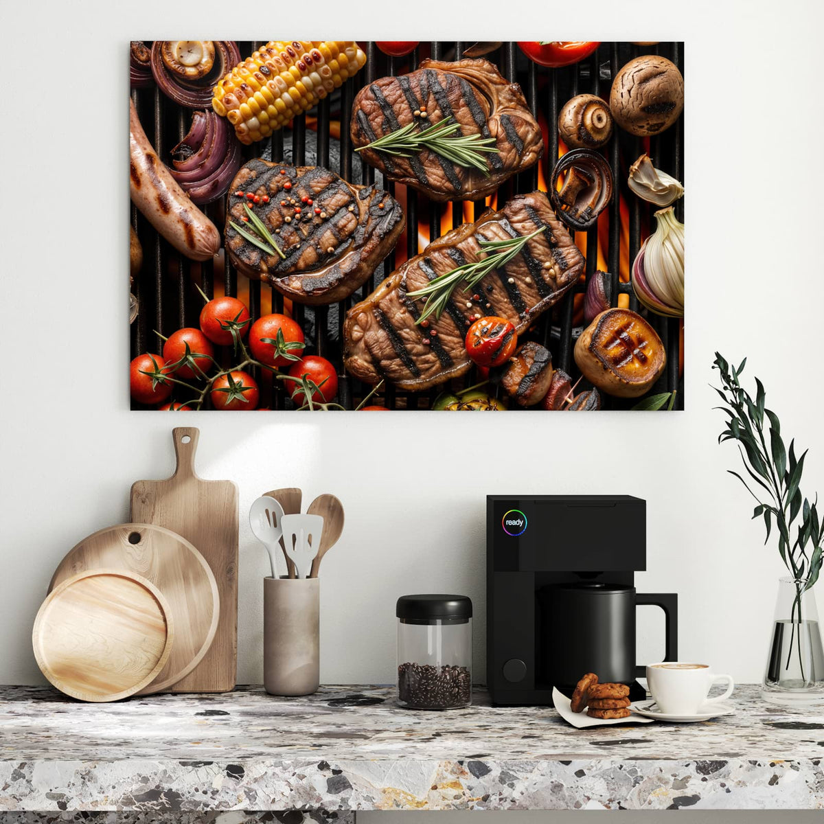 Drei Steaks mit Rosmarin auf dem Grillrost, dazu Maiskolben, Tomaten, Champignons und rote Zwiebeln