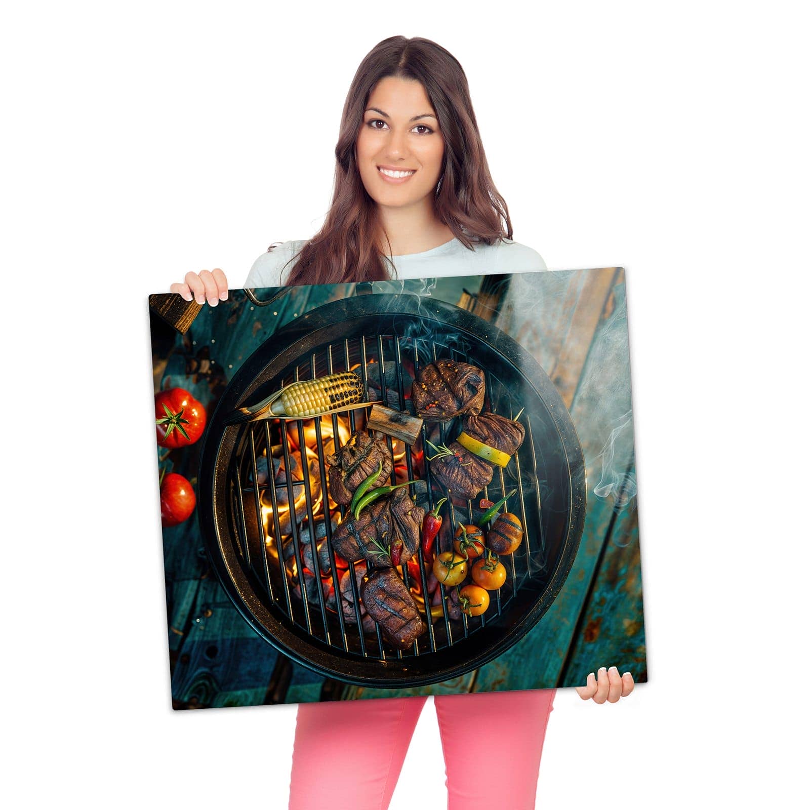 Herdabdeckung aus Glas mit Sommergrillfest-Motiv wird zur Größendarstellung gehalten