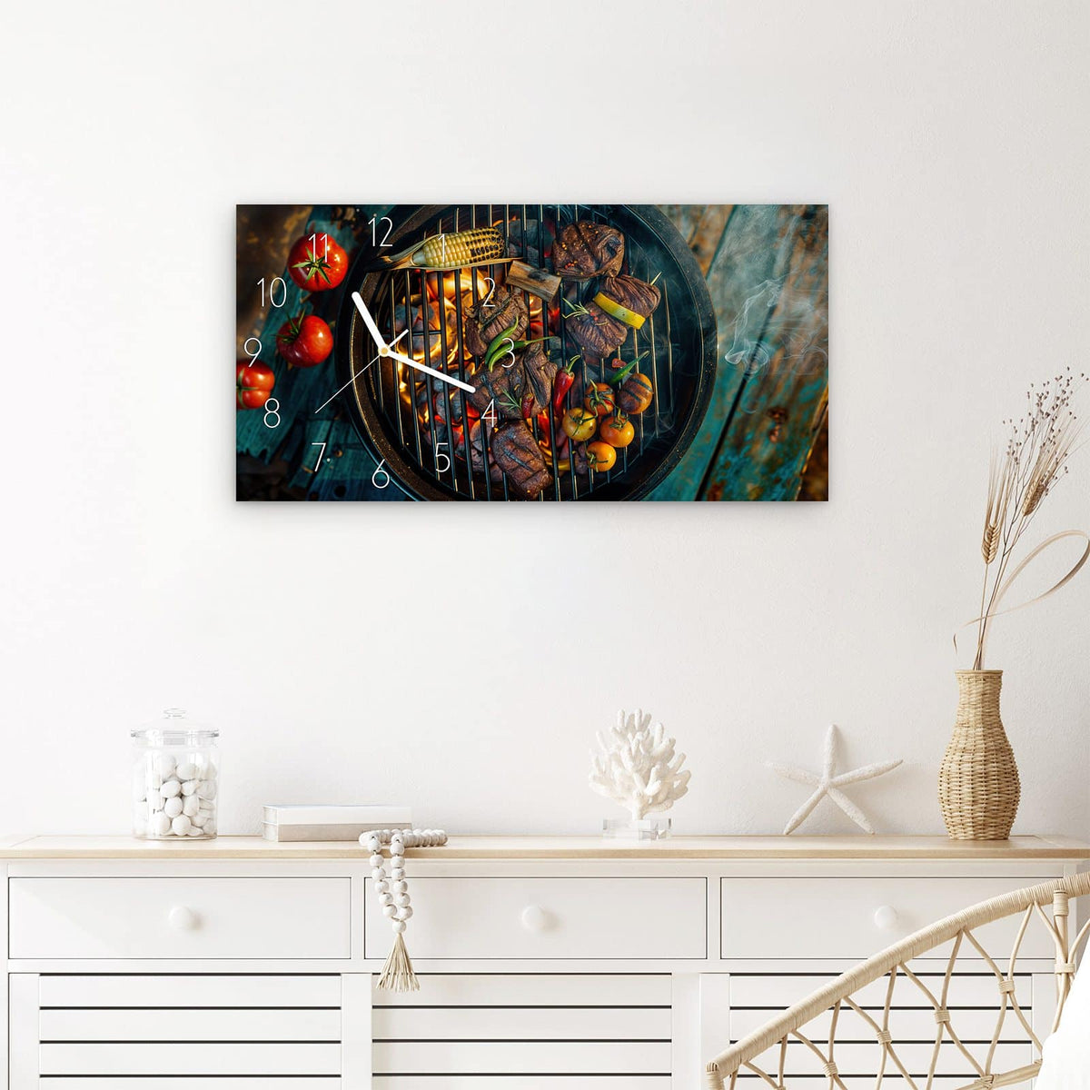 Wanduhr Sommergrillfest aus Glas – Querformat 60 × 30 cm – Runder Grill über glühenden Kohlen