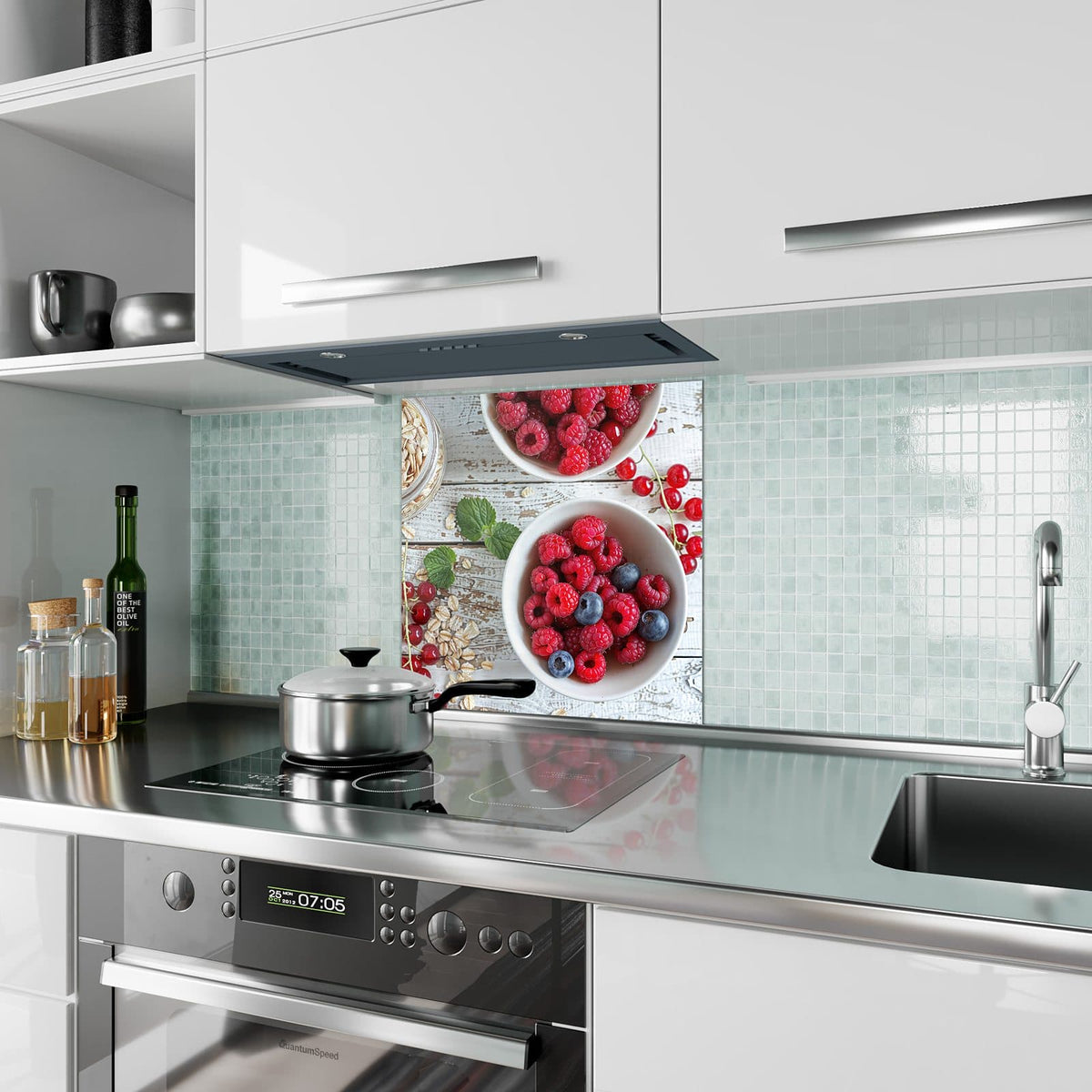 Küchenrückwand aus Glas Beeren und Haferflocken im quadratischen Format als Spritzschutz hinter dem Kochfeld, über dem Fliesenspiegel montiert