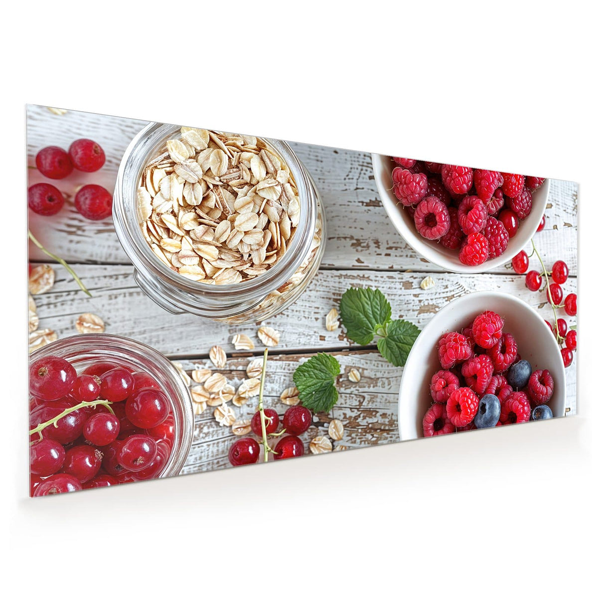 Küchenrückwand aus Glas im Hochformat mit Motiv Beeren und Haferflocken: Zwei weiße Schalen mit Himbeeren, Blaubeeren und Johannisbeeren