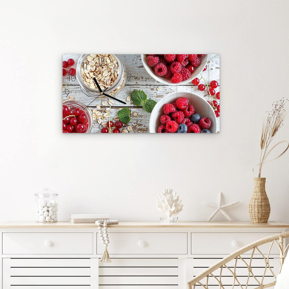 Wanduhr Himmlische Beeren aus Glas – Querformat 60 × 30 cm – Himbeeren und Johannisbeeren in Schalen