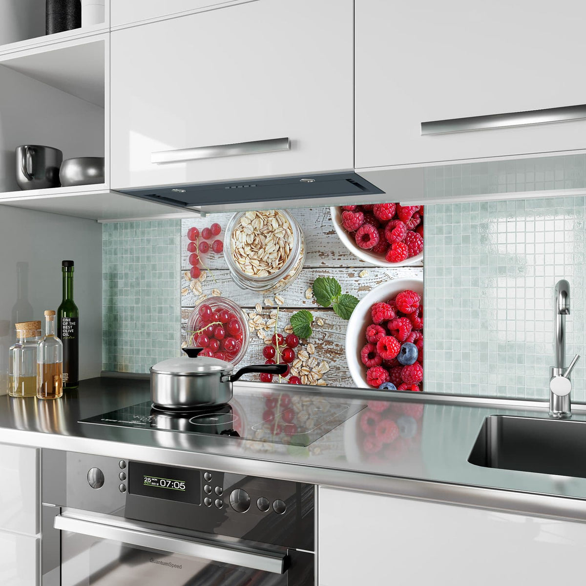 Küchenrückwand aus Glas Beeren und Haferflocken im Hochformat als Spritzschutz hinter dem Kochfeld, über dem Fliesenspiegel montiert