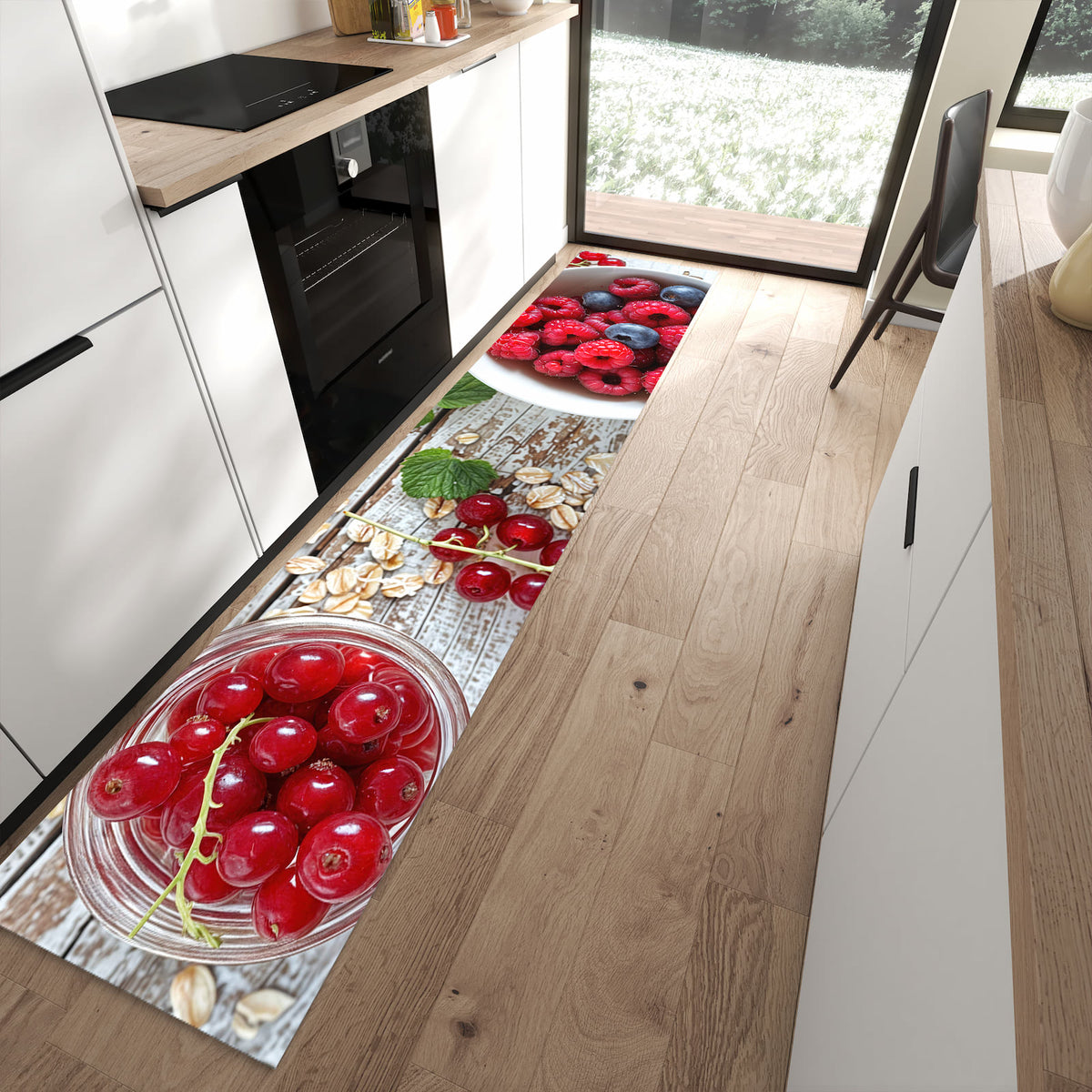Schmutzabweisender Küchenteppich mit Motiv Himmlische Beeren in moderner Küche