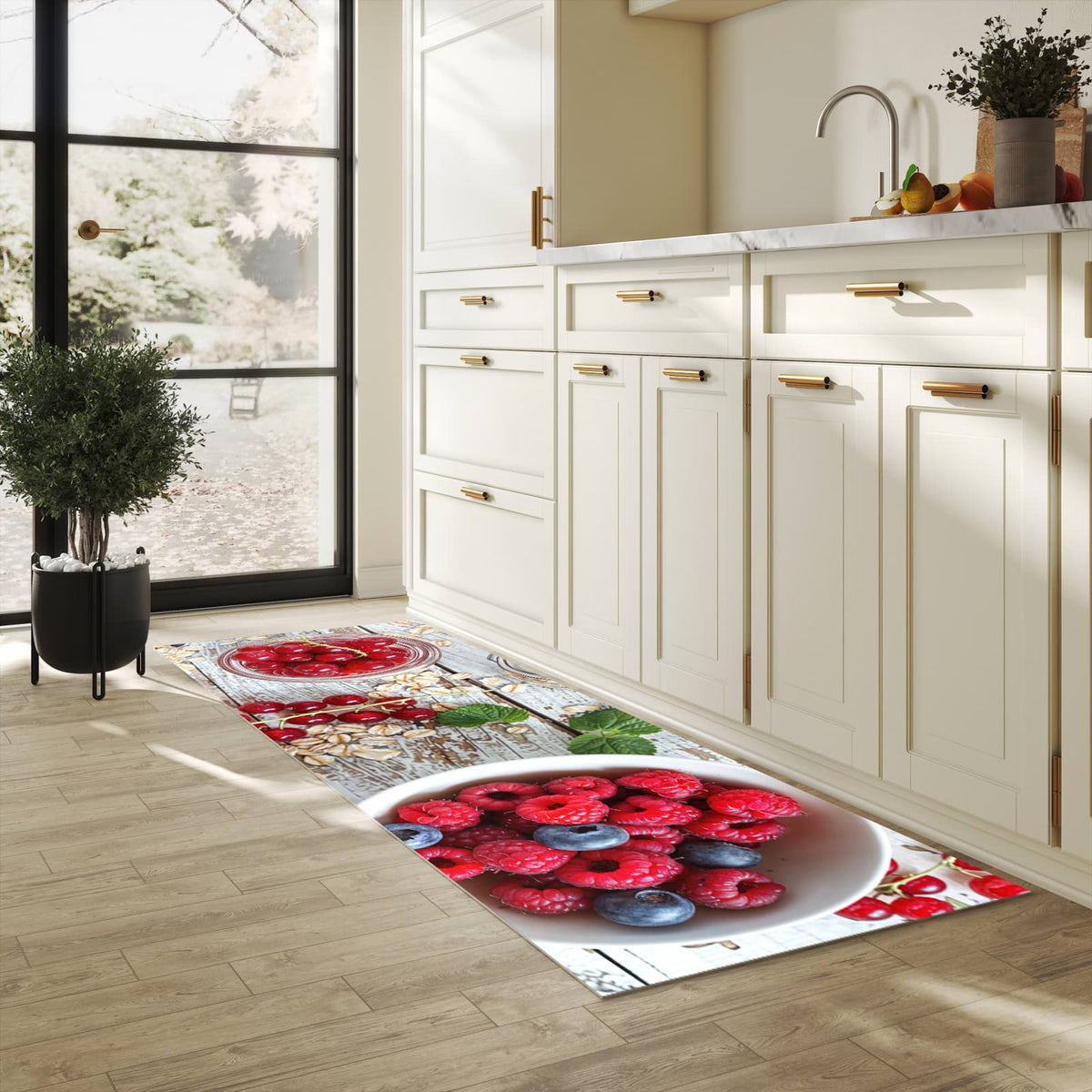 Waschbarer Küchenteppich mit Motiv Himmlische Beeren in heller Küche