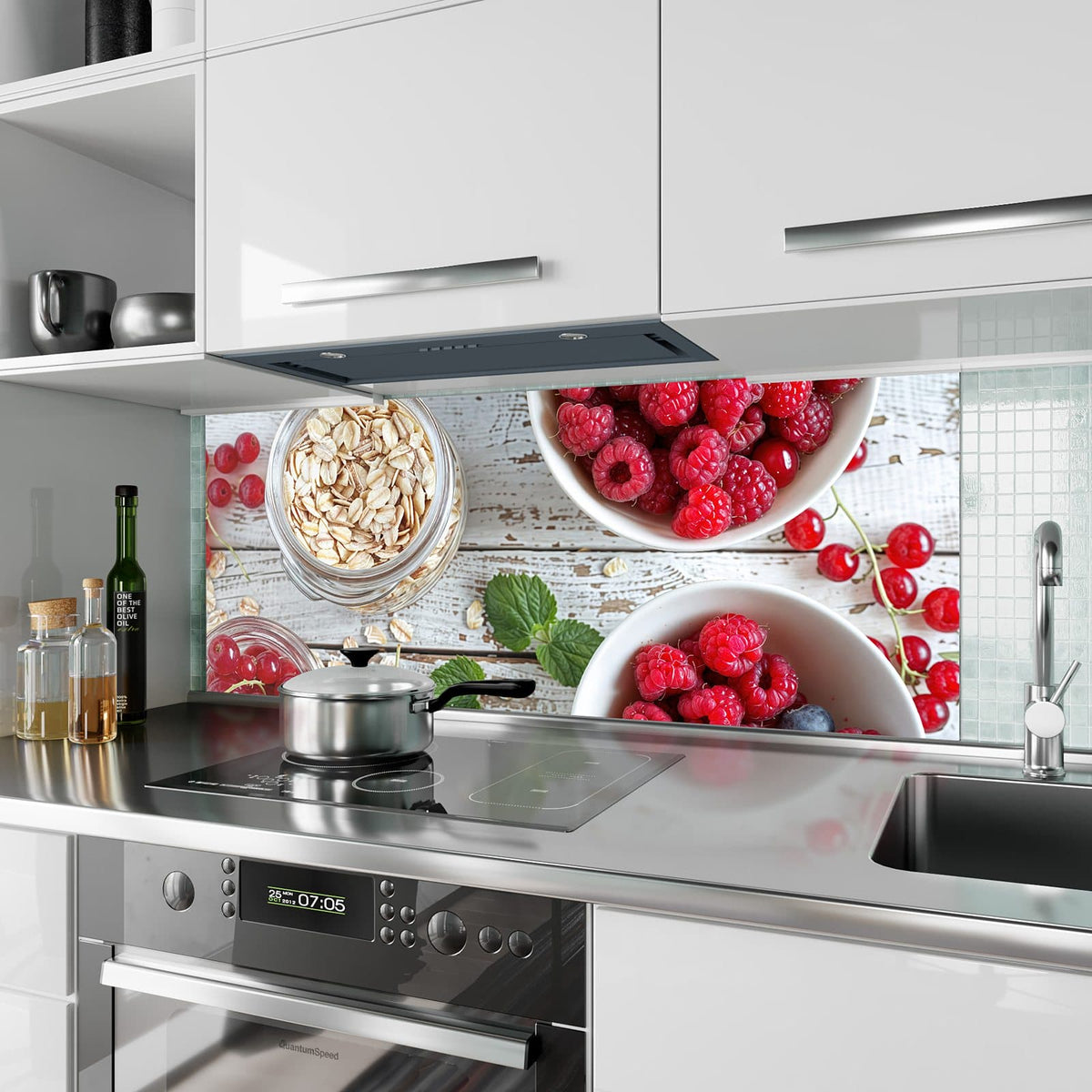 Küchenrückwand aus Glas Beeren und Haferflocken im Hochformat als Spritzschutz hinter dem Kochfeld, über dem Fliesenspiegel montiert