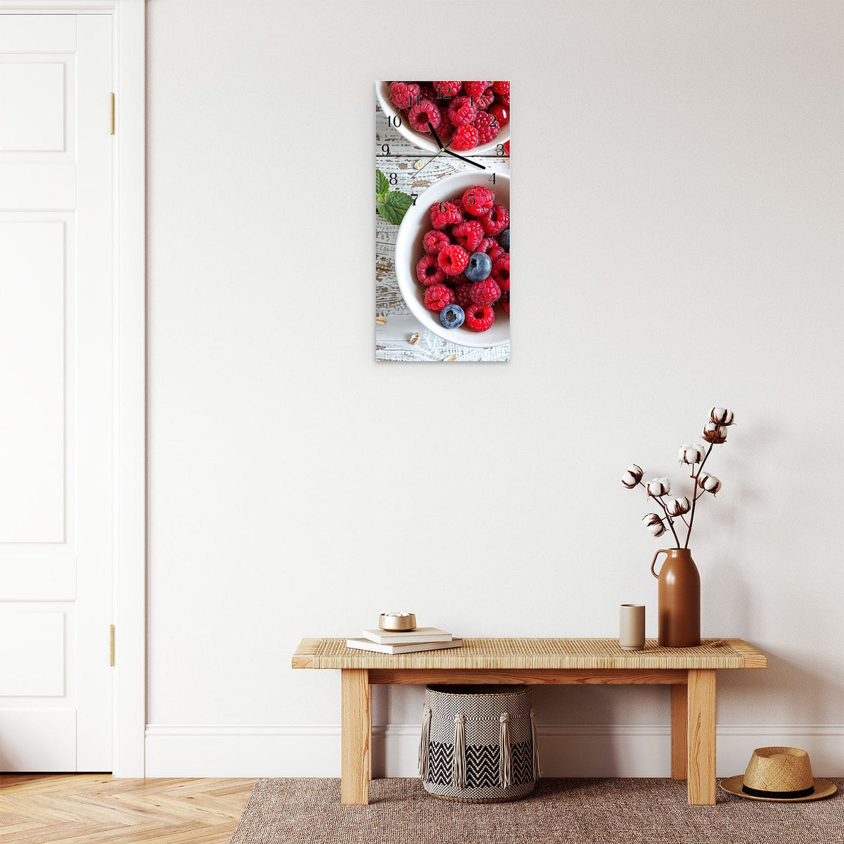 Moderne Wanduhr aus Glas mit Farbtiefe – Wanduhr Himmlische Beeren aus Glas – Hochformat 30 × 60 cm
