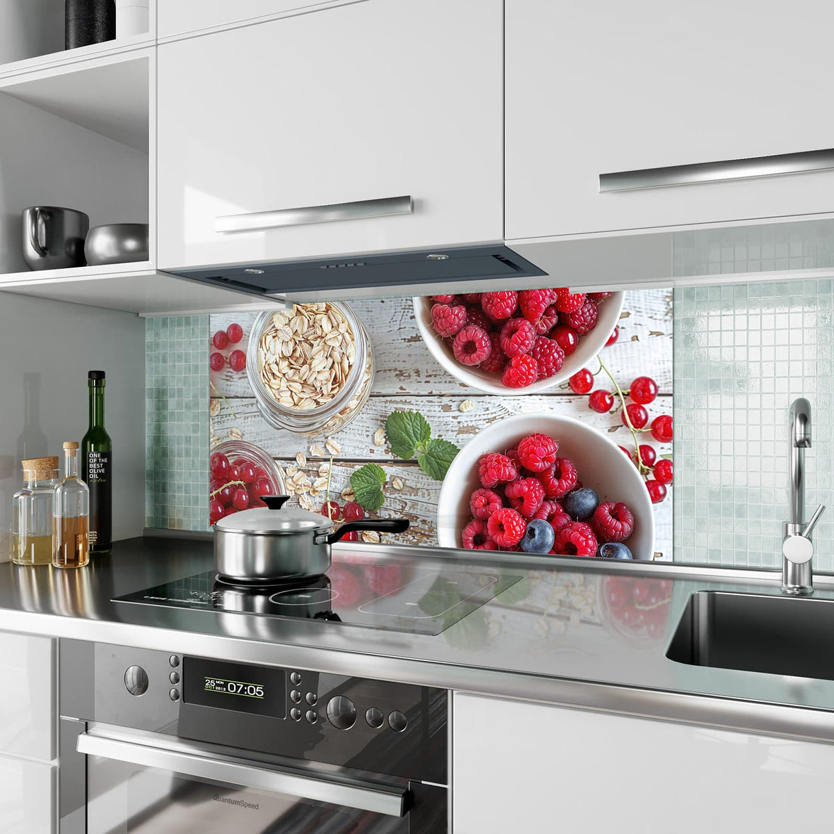 Küchenrückwand aus Glas Beeren und Haferflocken im Hochformat als Spritzschutz hinter dem Kochfeld, über dem Fliesenspiegel montiert