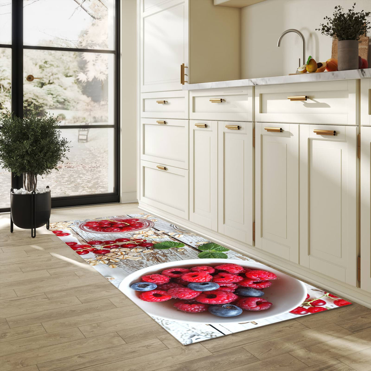 Bodenschonender Küchenteppich mit Motiv Himmlische Beeren in heller Küche