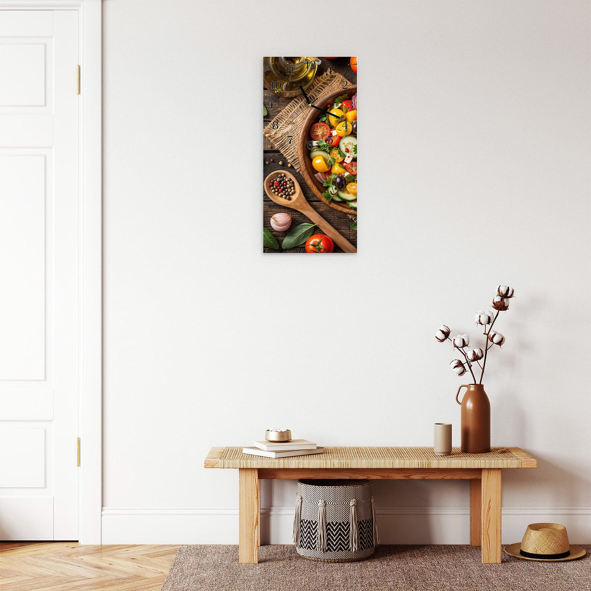 Moderne Wanduhr aus Glas mit Farbtiefe – Wanduhr Frischer Gemüsesalat aus Glas – Hochformat 30 × 60 cm