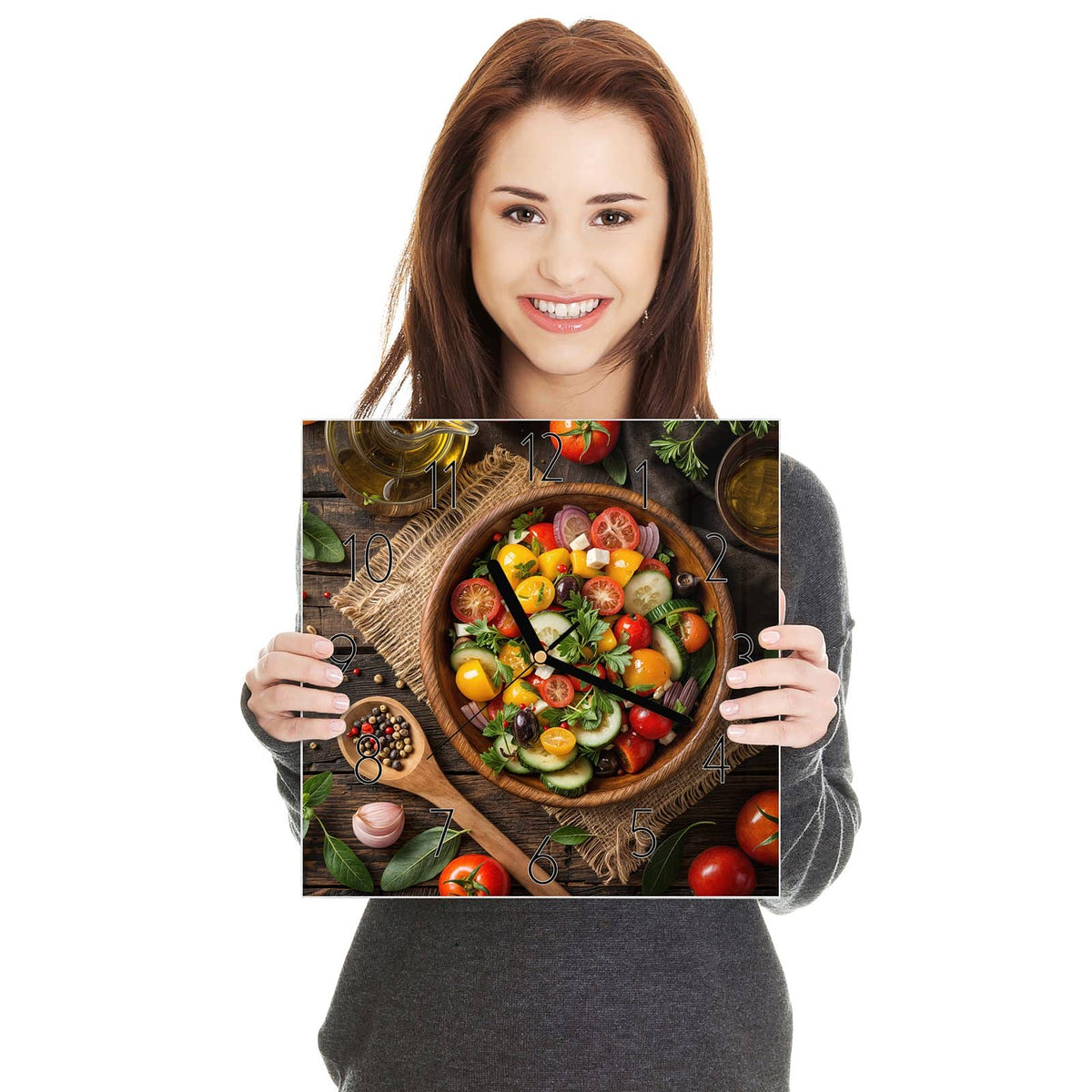 Quadratische Wanduhr aus Glas Salat in der Holzschale in zwei Händen gehalten – Größenvergleich, 30 × 30 cm