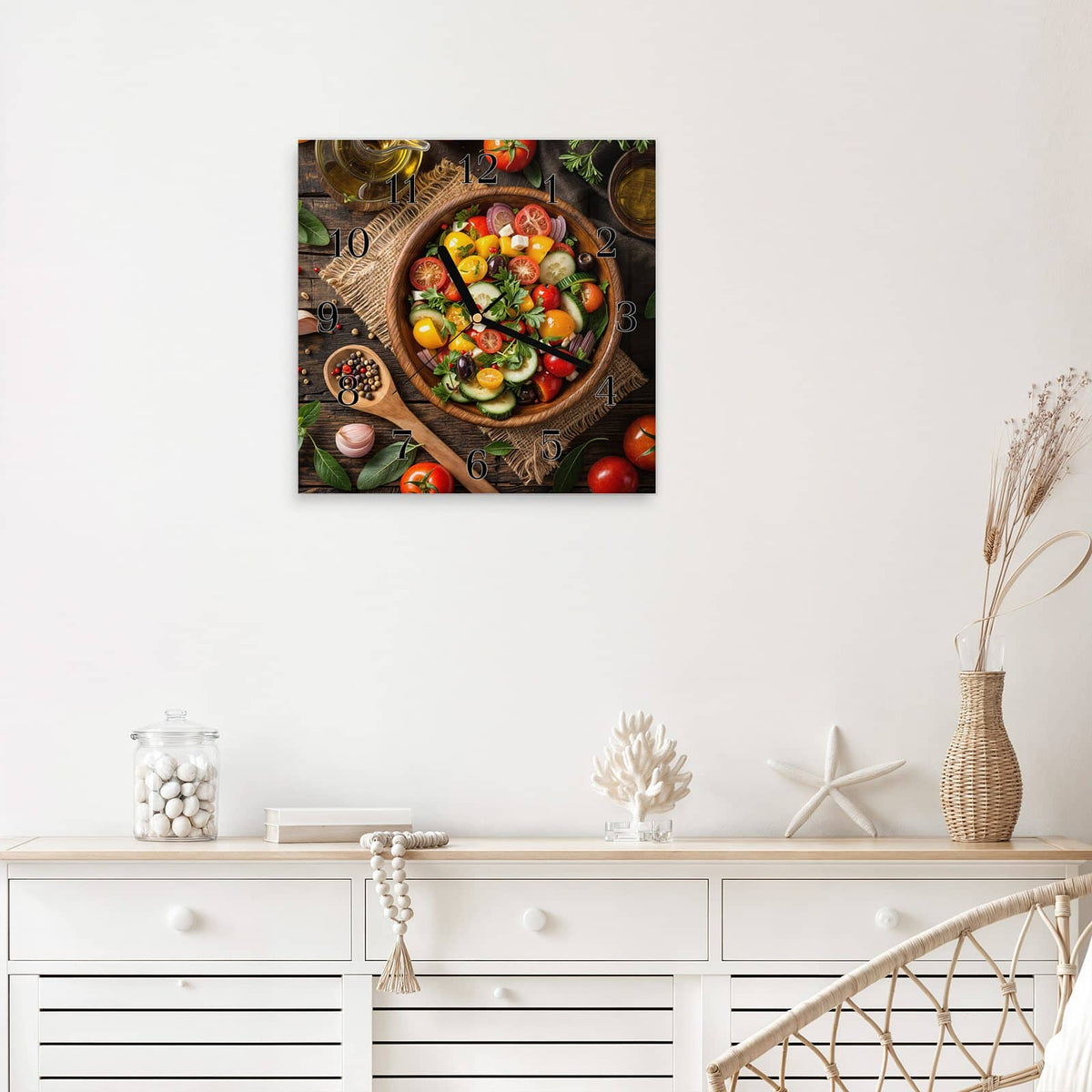 Quadratische Wanduhr aus Glas Salat in der Holzschale mit Ziffernblatt Klassisch über einem weißen Sideboard