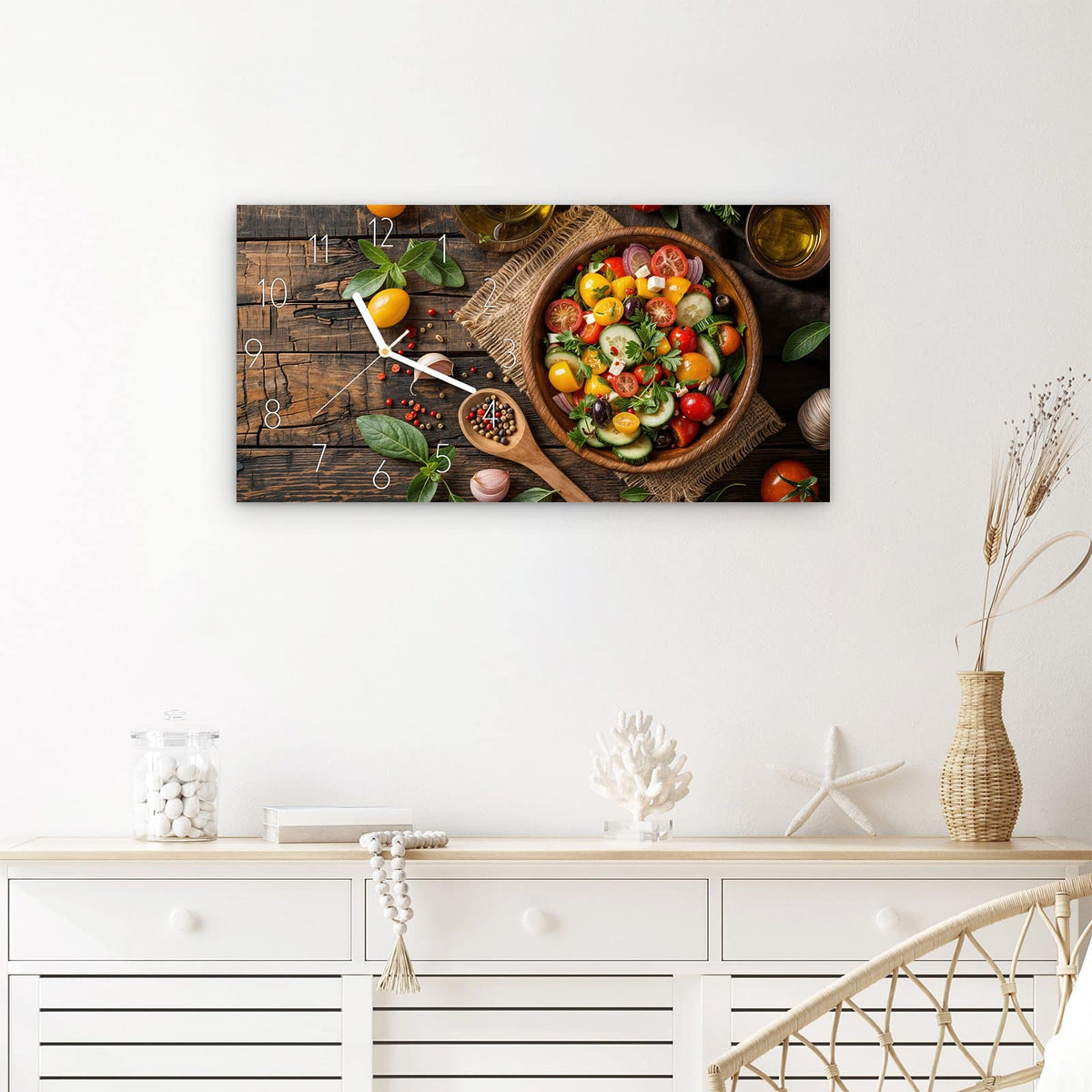 Wanduhr Frischer Gemüsesalat aus Glas – Querformat 60 × 30 cm – Bunter Salat in Holzschale