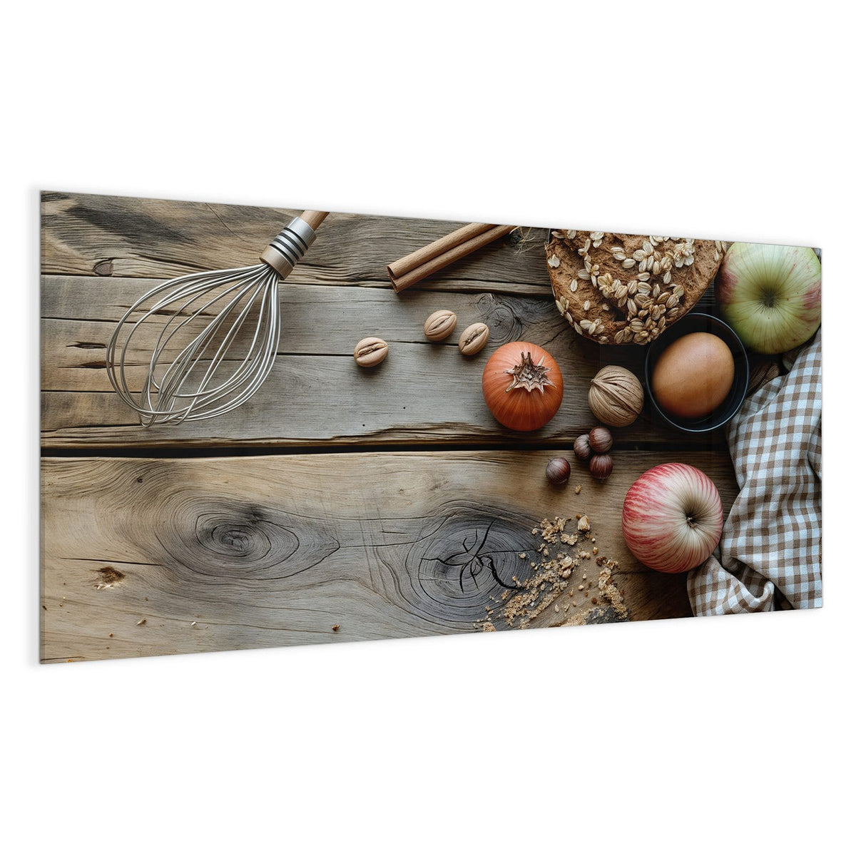 Holztisch mit Schneebesen, Haferflocken, Äpfeln, Ei, Nüssen, Zimt, Honig, Sternanis und einem kleinen Kürbis