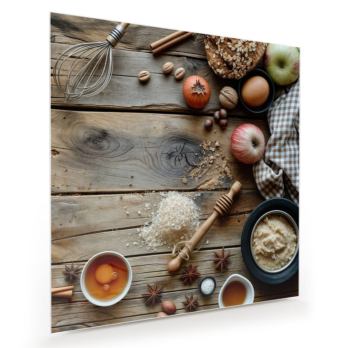 Holztisch mit Schneebesen, Haferflocken, Äpfeln, Ei, Nüssen, Zimt, Honig, Sternanis und einem kleinen Kürbis