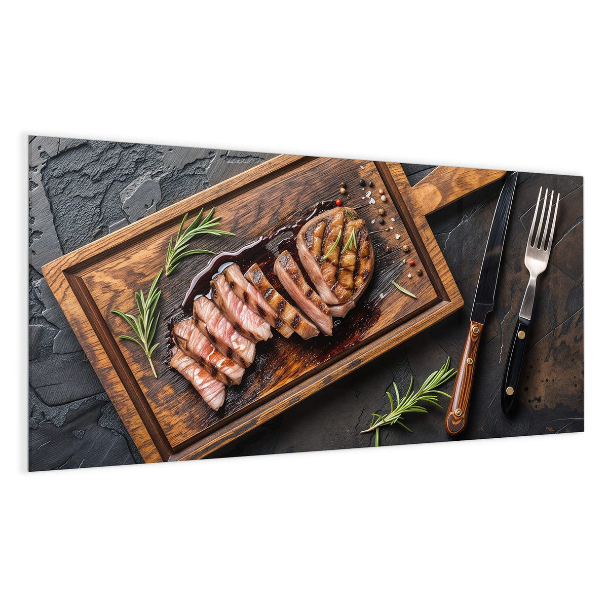 Rosa gebratenes Steak in Scheiben aufgefächert auf dunklem Holzbrett, Rosmarin und Pfeffer auf Schiefer.