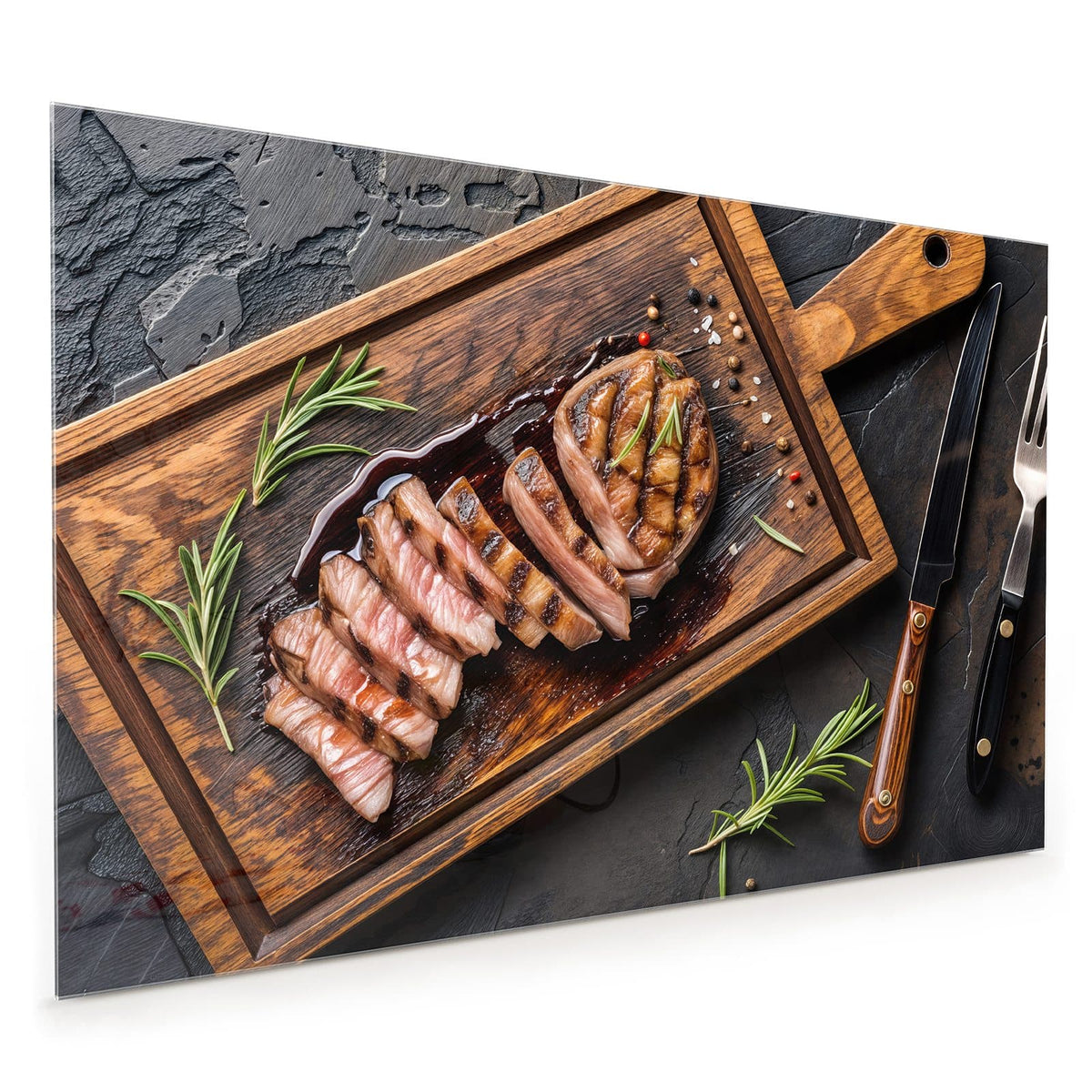 Küchenrückwand aus Glas im Hochformat: Rosa gebratenes Steak in Scheiben aufgefächert auf dunklem Holzbrett, Rosmarin und Pfeffer auf Schiefer.