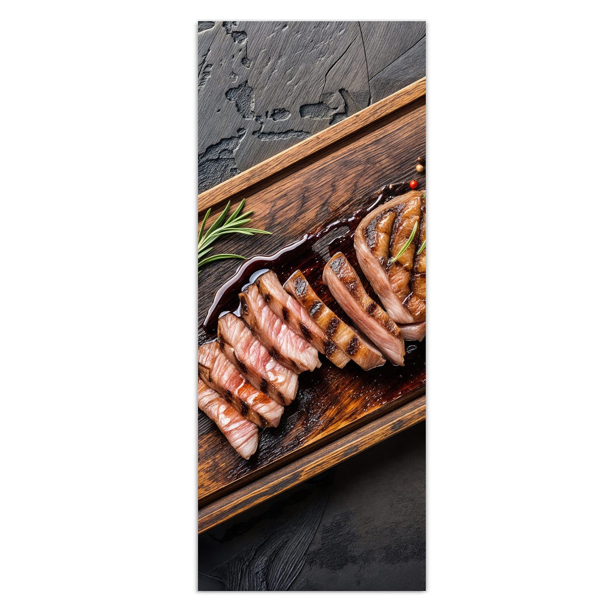 Rosa gebratenes Steak in Scheiben aufgefächert auf dunklem Holzbrett, Rosmarin und Pfeffer auf Schiefer.